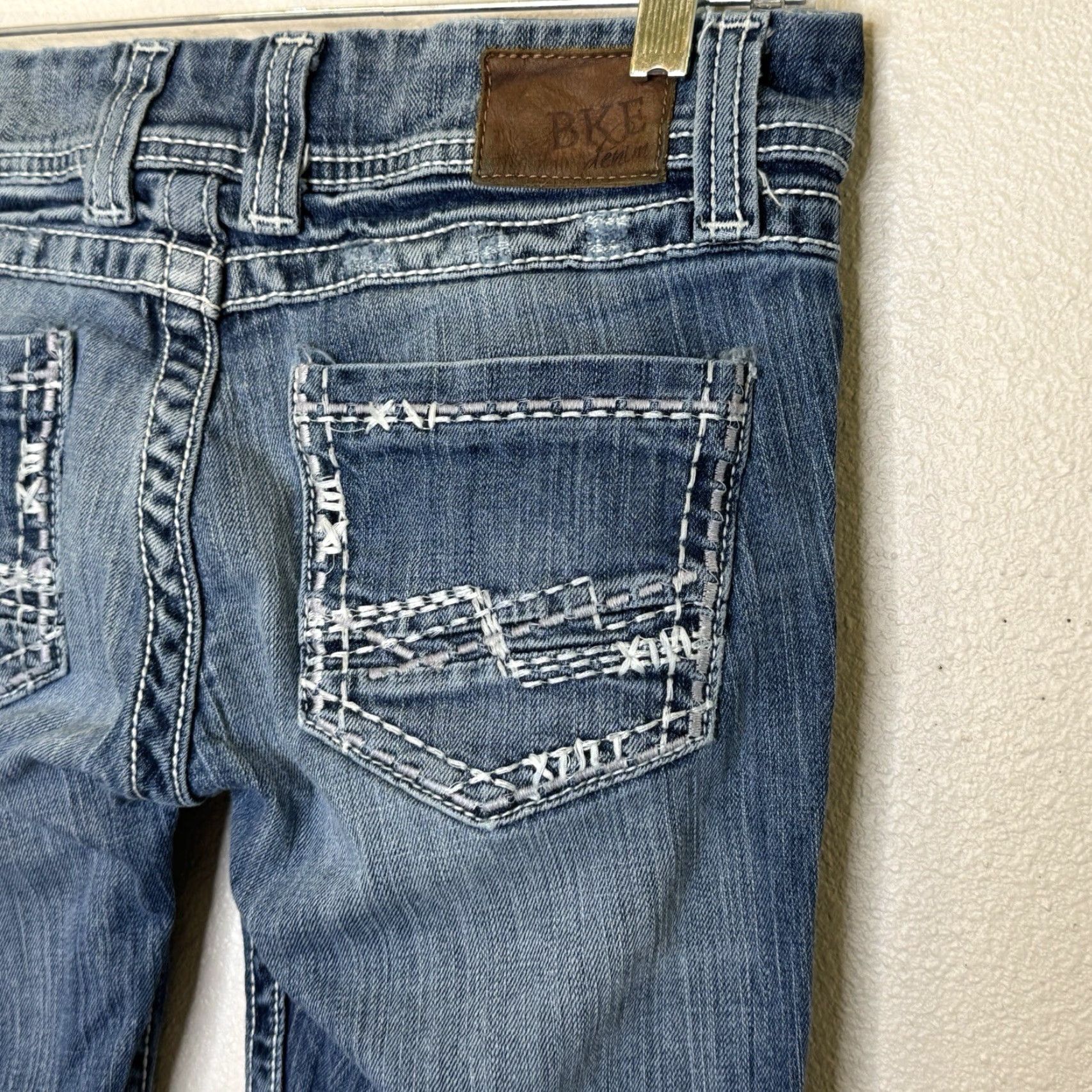 Vintage BKE Denim Sabrina Crop Jeans Womens Size 26 Medium Wash Distressed Thick Stitch Cotton Spandex Inseam 23 Cropped Size 26" / US 2 / IT 38 - 6 Thumbnail