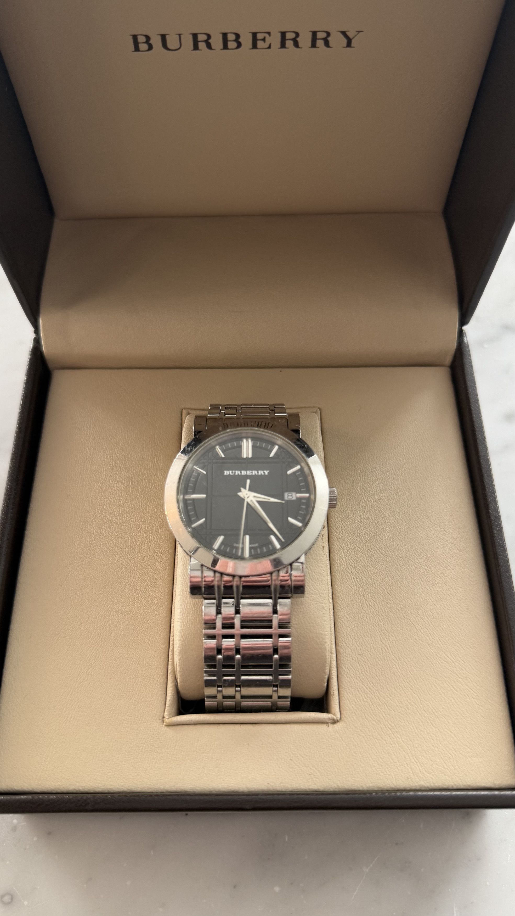 Burberry BURBERRY SILVER HERITAGE STAINLESS STEEL BLACK DIAL WATCH Size 38 - 3 Thumbnail