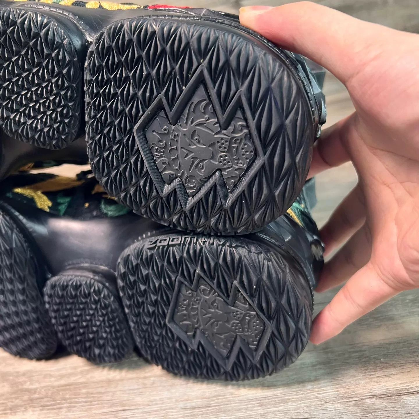 Nike Nike LeBron 15 KITH Black Gold Floral Zip 45 Size US 11 / EU 44 - 7 Thumbnail