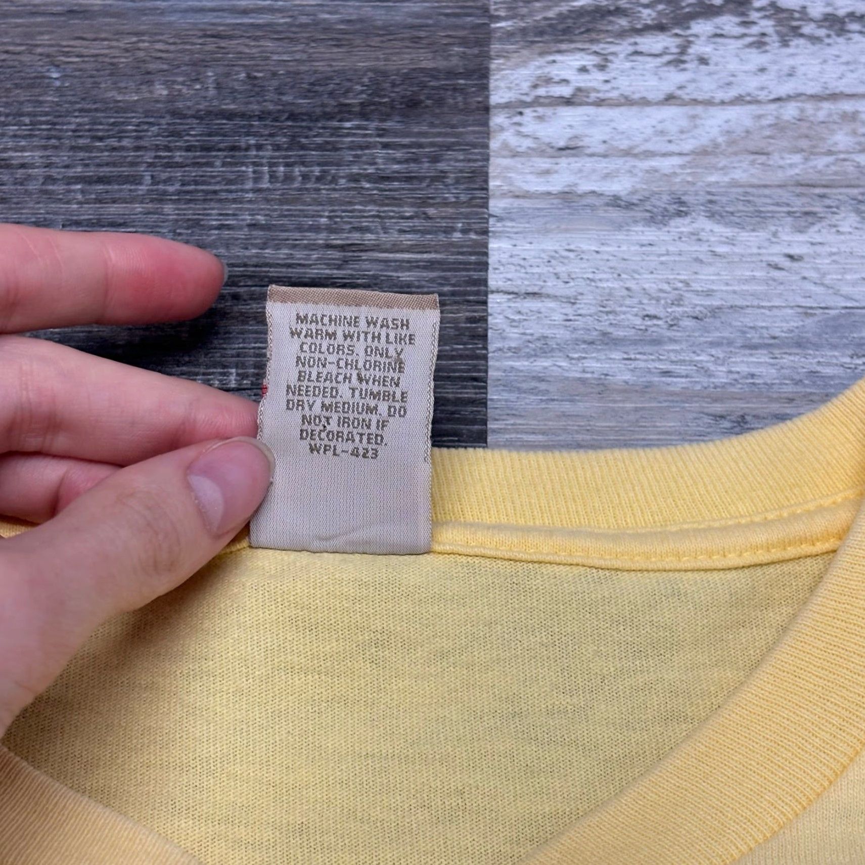 Levi's VINTAGE Levi's T-Shirt Women Yellow Large Center Flower Graphic USA Shirt Mens? Size L / US 10 / IT 46 - 5 Thumbnail