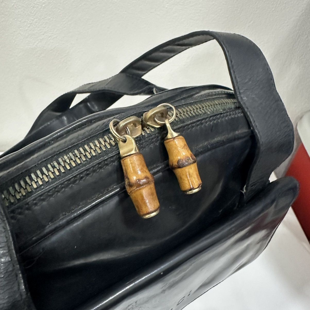 Gucci ‼️YES‼️VINTAGE GUCCI PATENT LEATHER BAMBOO PULLER SHOULDER BAG Size ONE SIZE - 7 Thumbnail