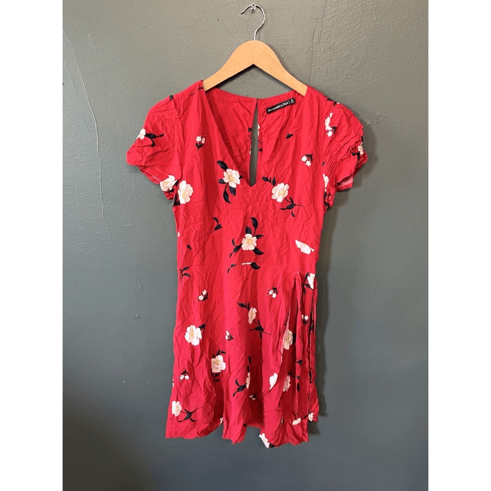 Abercrombie & Fitch Abercrombie & Fitch Womens Red Floral Pattern Short Sleeve Jumpsuit S Size Red One-Piece Womens Jump suit Floral Short Sleeve Jumpsuit 90s? Size 28" / US 6 / IT 42 - 2 Thumbnail