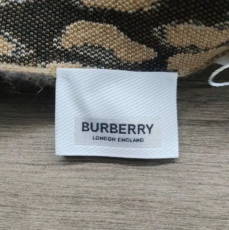 Burberry Burberry Color Block Cashmere Sweater for Women. Size S / US 4 / IT 40 - 3 Thumbnail