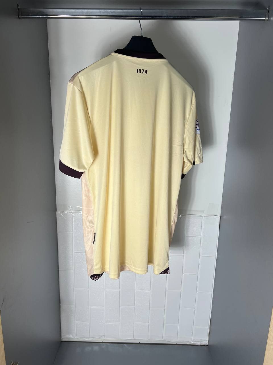 Umbro VINTAGE UMBRO FC HEARTS OF MIDLOTHIAN ENGLAND SOCCER JERSEY Size US XL / EU 56 / 4 - 10 Thumbnail