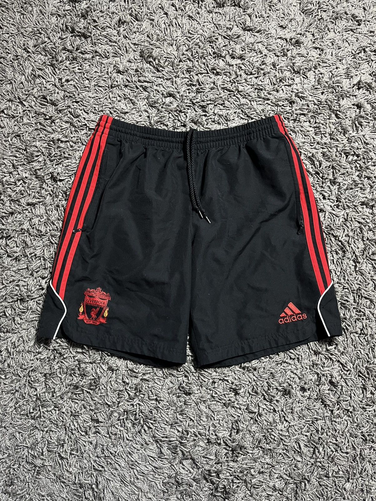 Adidas ADIDAS LIVERPOOL 2009/10 VINTAGE FOOTBALL MENS SHORTS Size US 33 - 1 Thumbnail