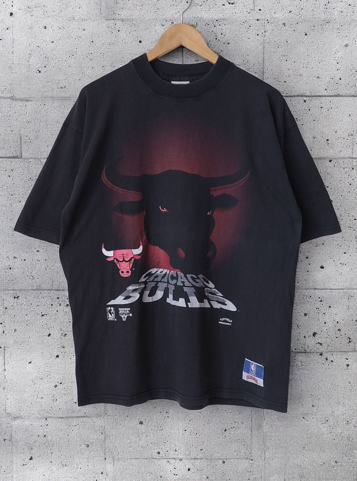 Nutmeg Chicago Bulls Nutmeg Mills Windy City Vintage 90s NBA Tshirt Size US XL / EU 56 / 4 - 1 Thumbnail