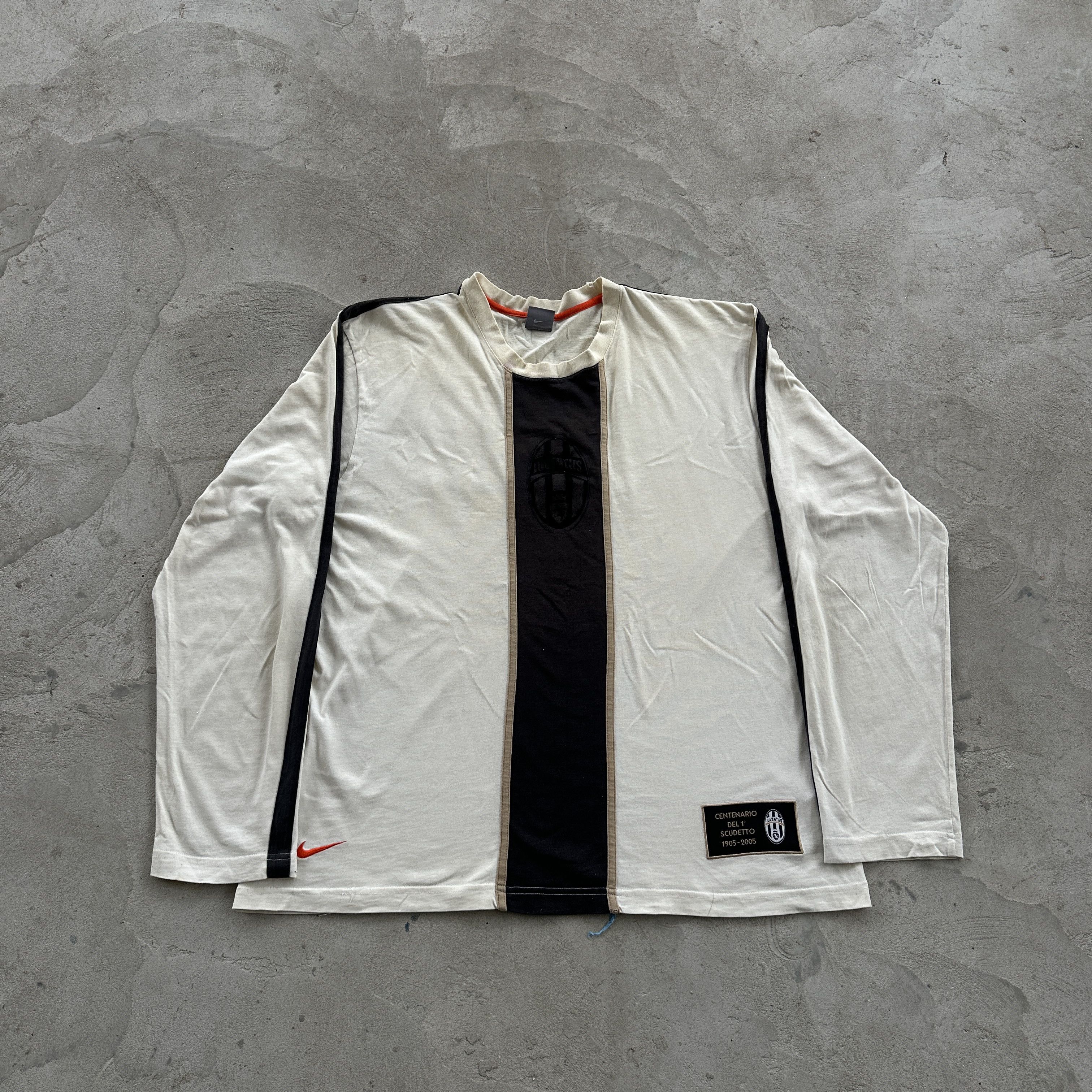 Nike Vintage Nike Juventus Long Sleeve Tee Centre Logo Faded XL Size US XL / EU 56 / 4 - 1 Thumbnail