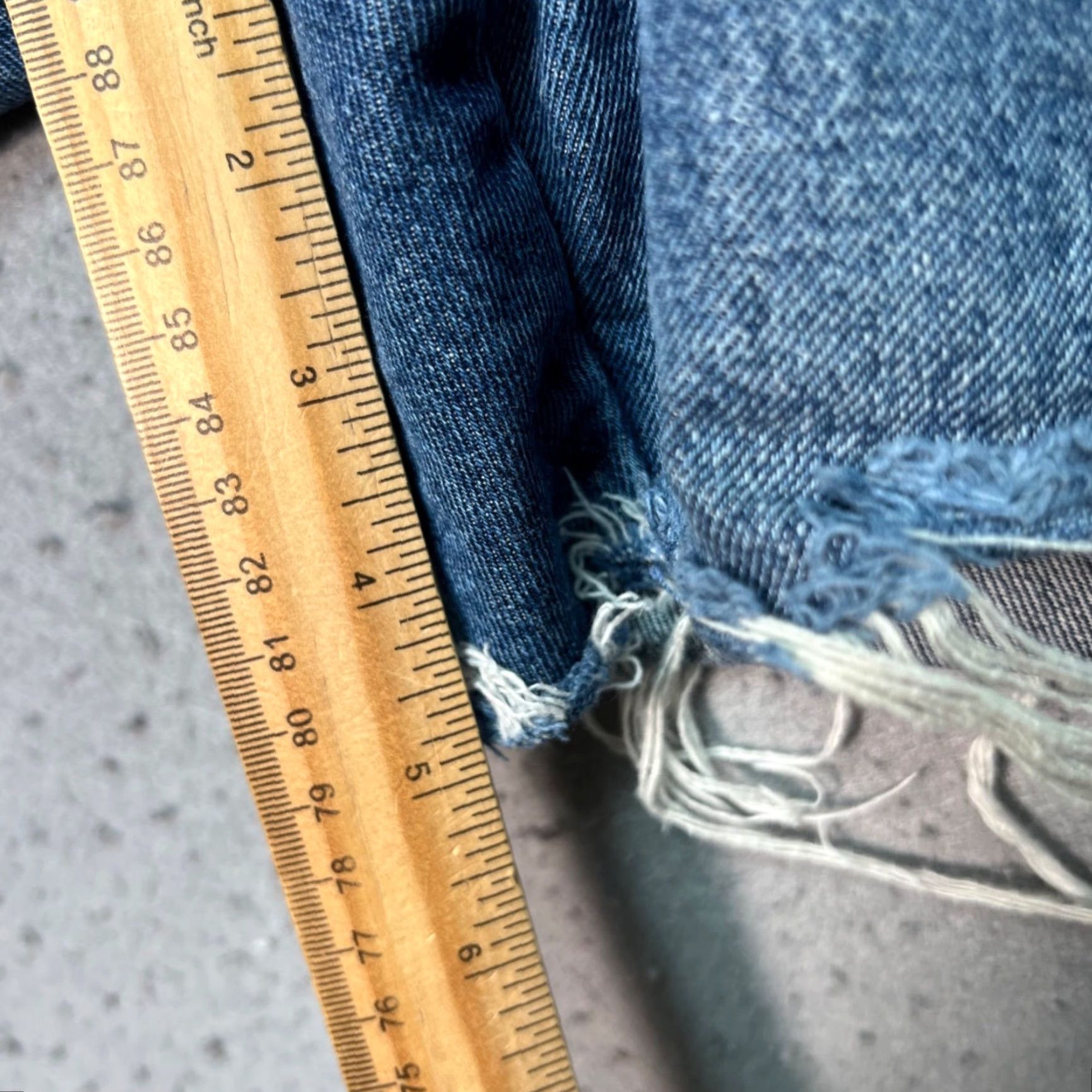 Vintage Amuse Society Womens Bermuda Shorts 25 Blue Distressed Denim Frayed Hem High Rise 5-Pocket Regular Fit Size 42" / US 20 - 7 Thumbnail