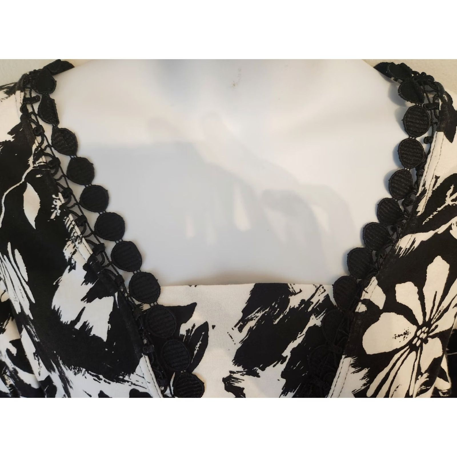 Vintage Only Necessities Floral Black White Empire Waist Top V-Neck 3/4 Sleeve Blouse 1X Womens Size XL / US 12-14 / IT 48-50 - 2 Thumbnail