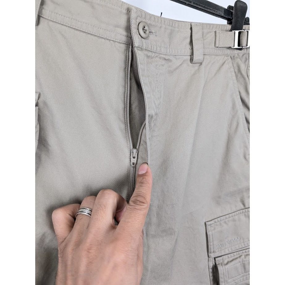 Balenciaga o1rshd1 Cargo Short in Beige Size US 30 / EU 46 - 10 Thumbnail