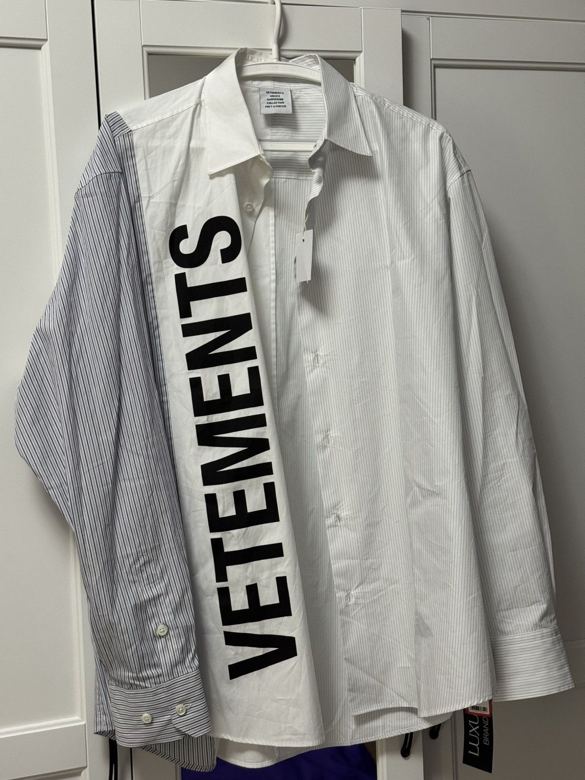 Vetements VETEMENTS White Oversized Logo-Print Shirt Size US S / EU 44-46 / 1 - 1 Thumbnail