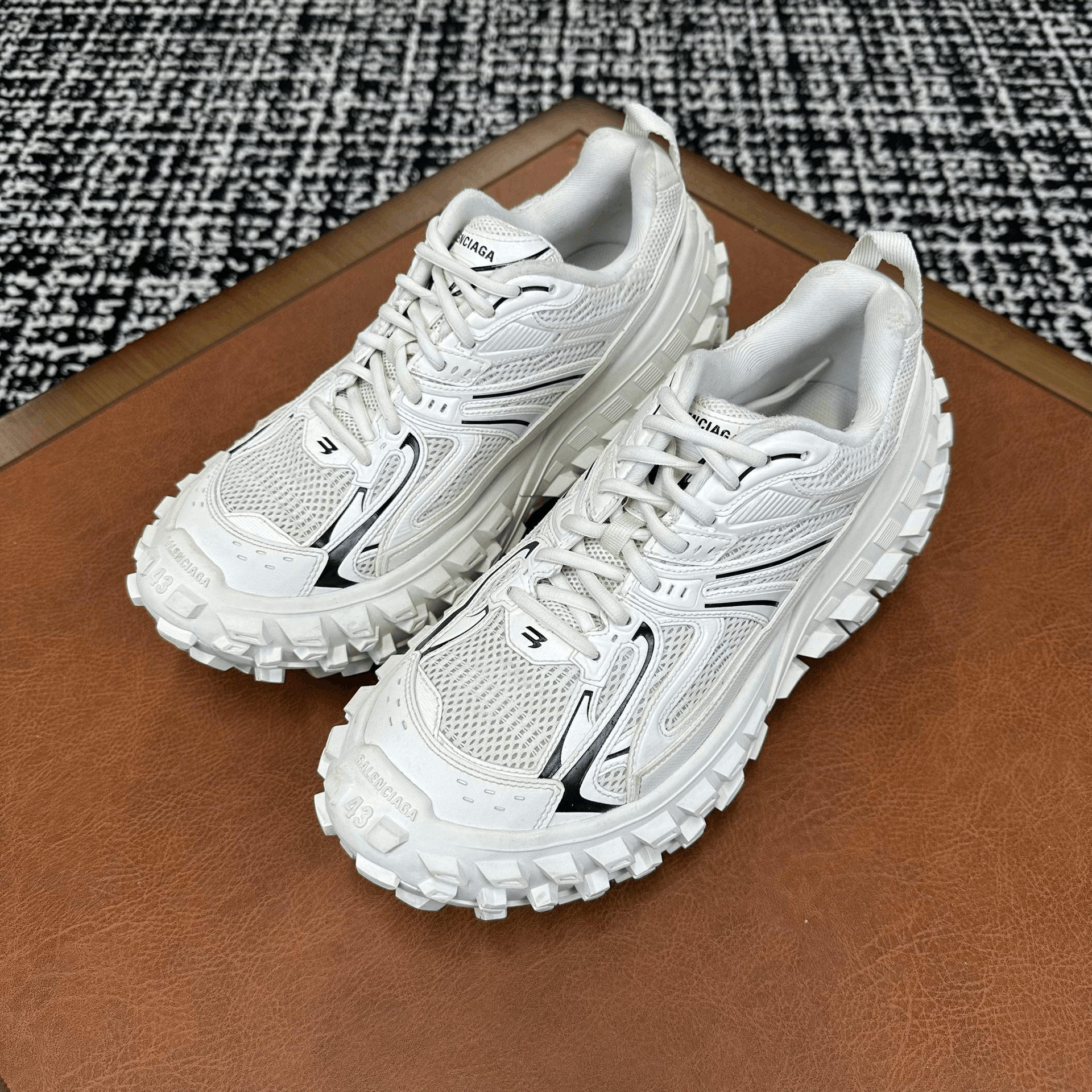 Balenciaga Balenciaga White Lowtop Sneakers 10 Men Size US 10 / EU 43 - 1 Thumbnail