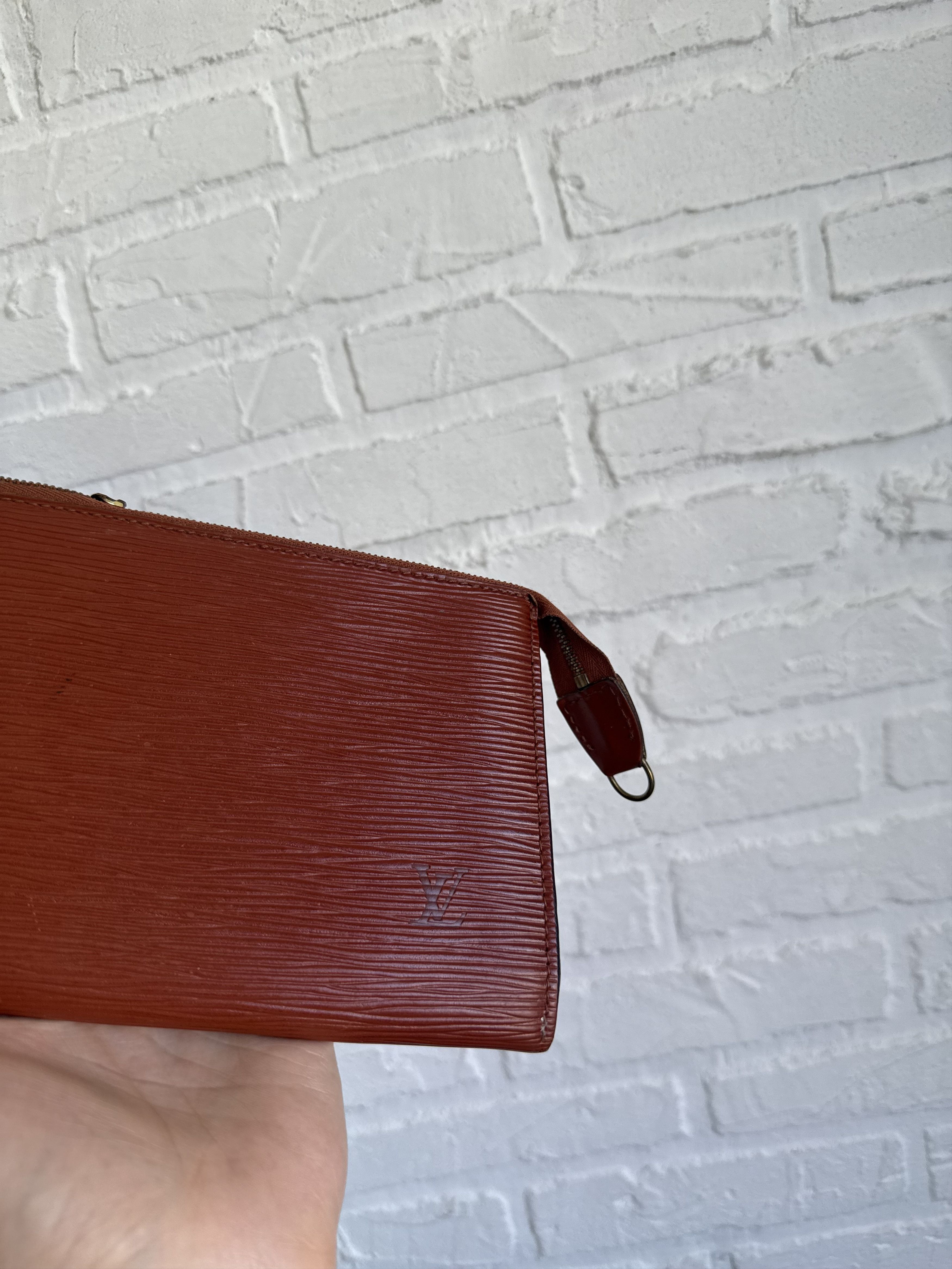 Louis Vuitton Vintage 1996 Louis Vuitton Epi leather pochette bag AR0916 Size ONE SIZE - 3 Thumbnail