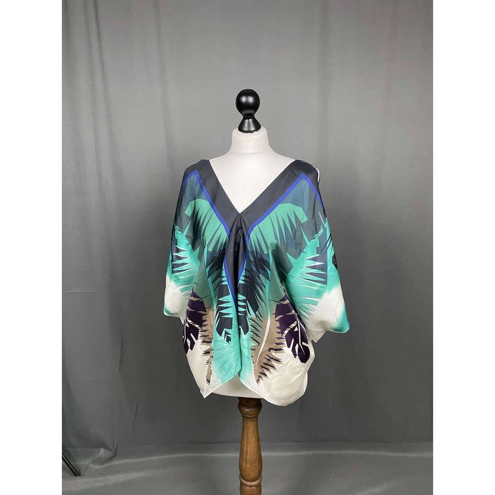 Gucci Gucci Women's V-Neck Multicolored Silk Poncho Top Tunic Cape Size S / US 4 / IT 40 - 2 Thumbnail