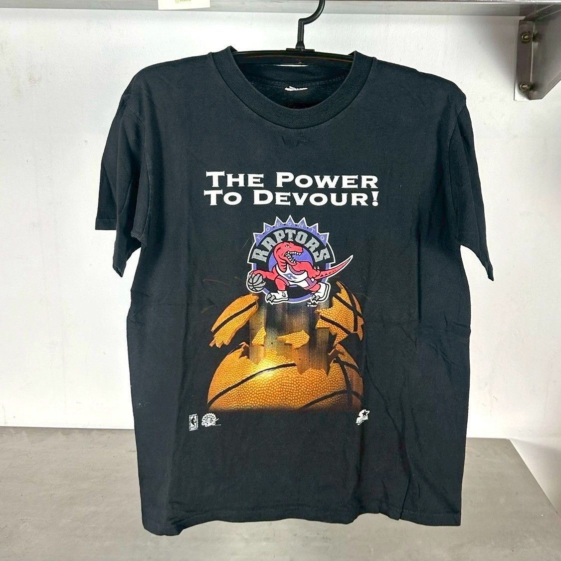 Vintage Vintage 90s Toronto Raptors The Power to Devour! NBA T-shirt Size US L / EU 52-54 / 3 - 1 Thumbnail