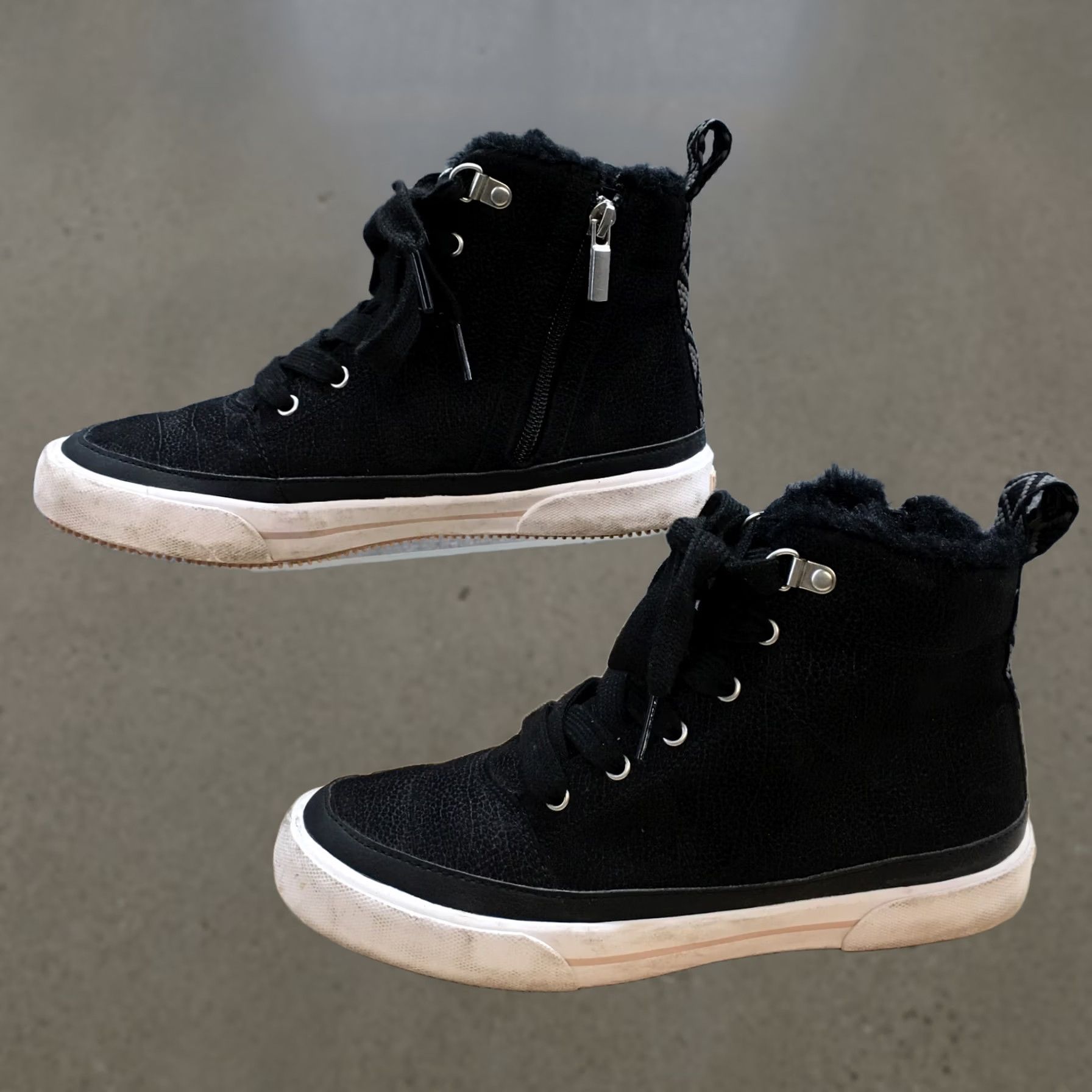 Vintage ROXY Ivan Fur Casual Zip High Top Sneakers Black Faux Leather Shoes Womens 8 Shoes Casual Sneakers Fur Trim High Top Black ROXY Ivan Fur Womens 8 Size M / US 6-8 / IT 42-44 - 1 Thumbnail