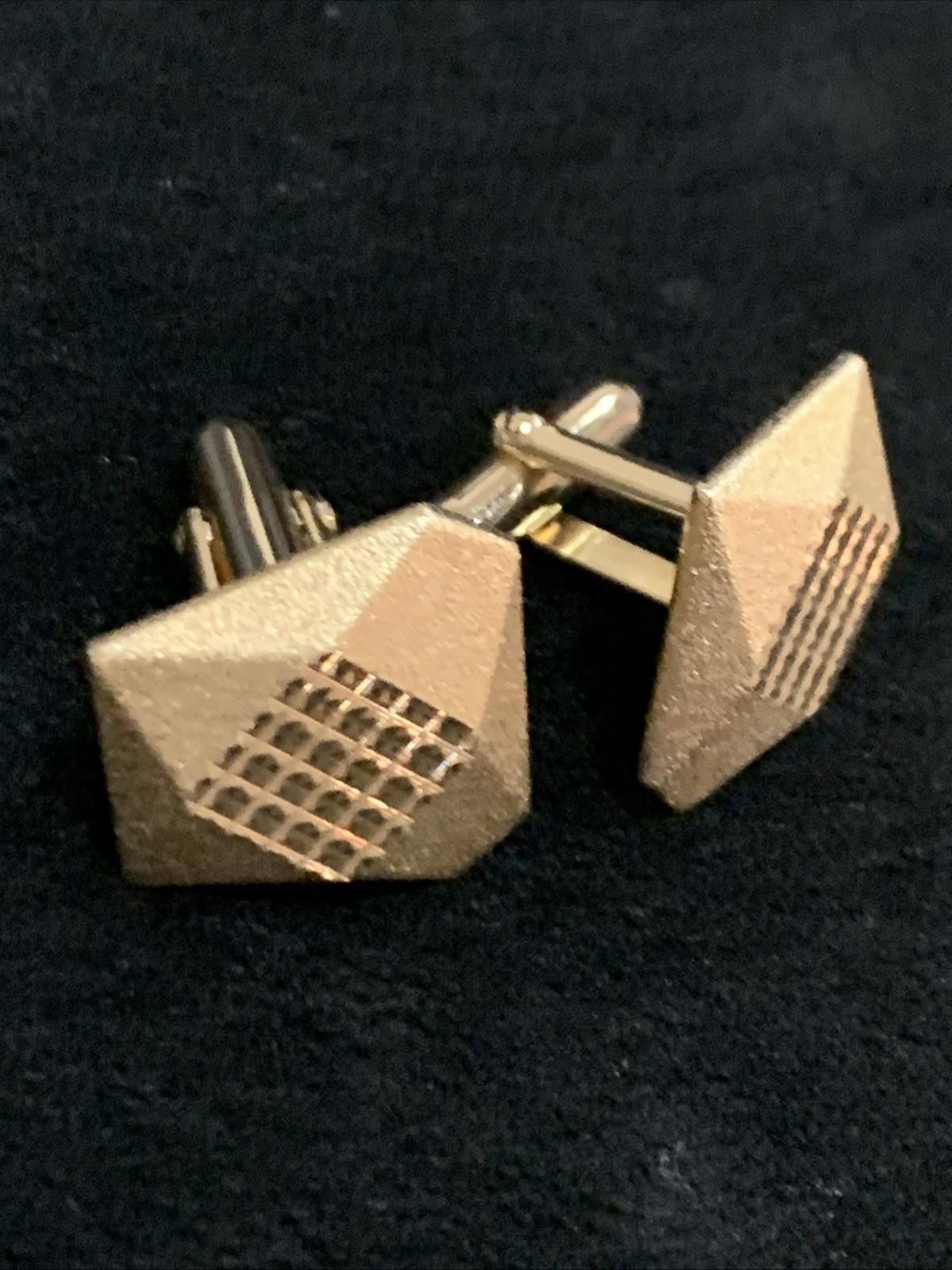 The Unbranded Brand Diamond Cut Cufflinks Unisex Brushed Yellow Gold Plated EUC Size ONE SIZE - 6 Thumbnail
