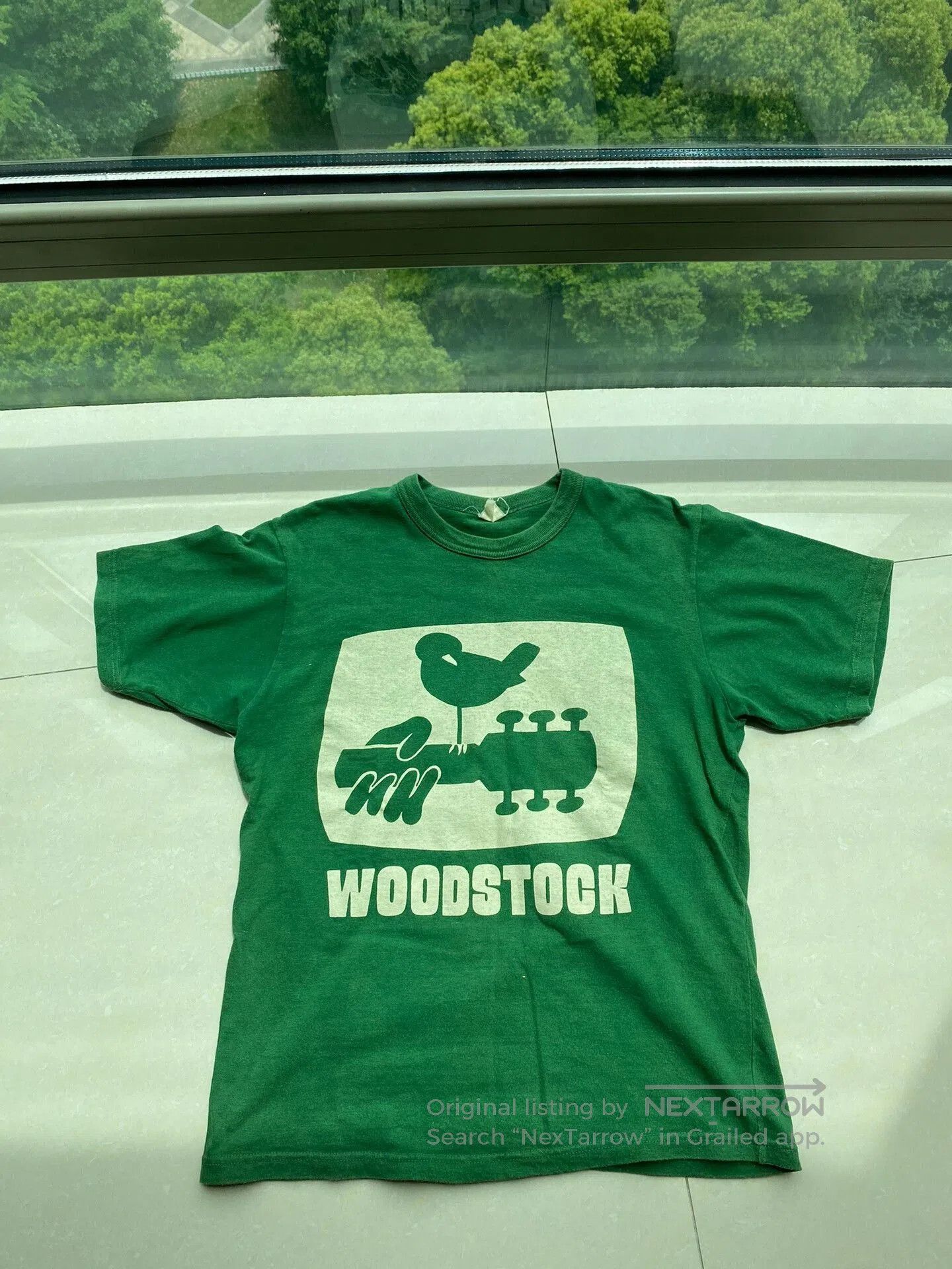 vintage woodstock graphic short sleeve tee.
