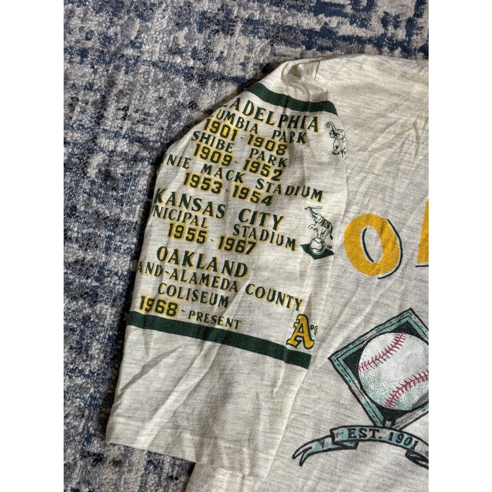Vintage VINTAGE 1990 Oakland Athletics World Champions Long Gone T Shirt XL Gray Crew Neck 3/4 Sleeve Men 90s Sports Logo Double-Sided Size US XL / EU 56 / 4 - 7 Thumbnail