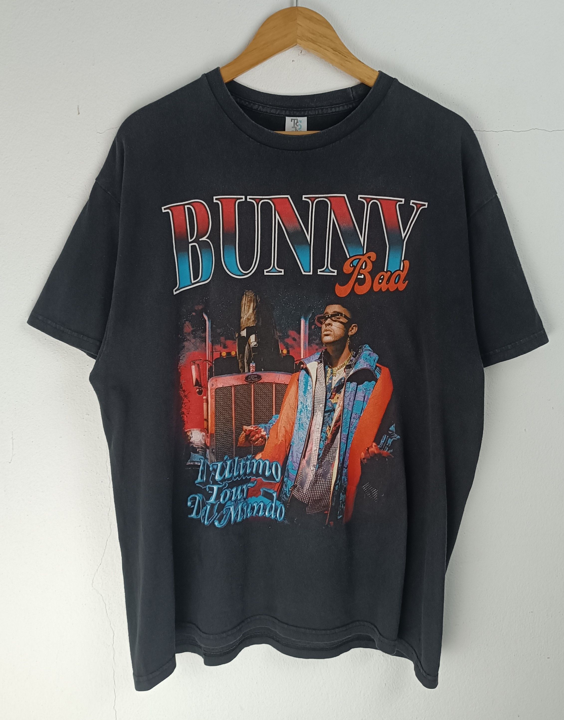 Rap Tees VINTAGE FADED BAD BUNNY EL ULTIMO TOUR DEL MUNDO TEE Size US XL / EU 56 / 4 - 3 Thumbnail