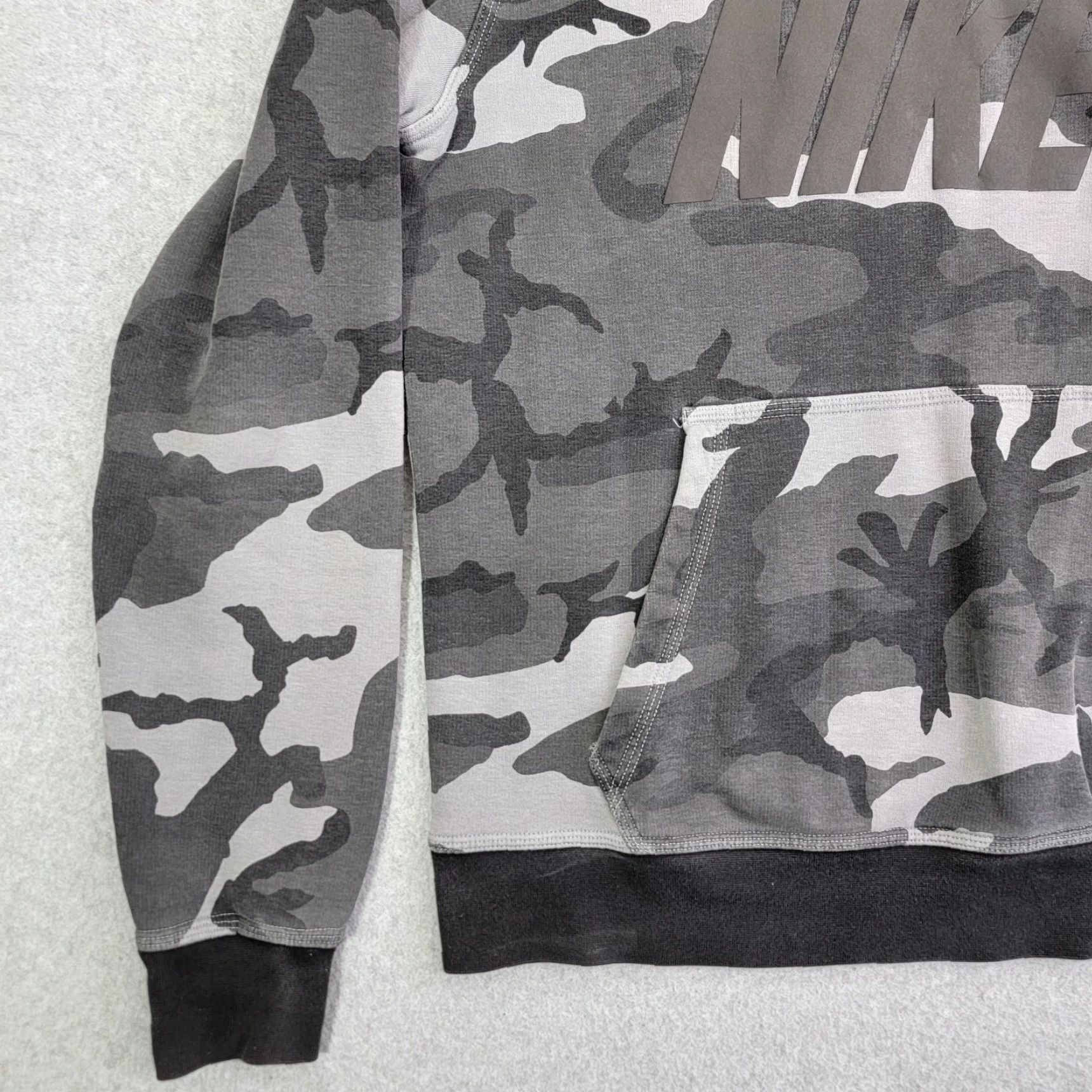 Nike VINTAGE Nike hoodie Mens Gray Woodland Camo Pullover Sweatshirt 639978-021 Size US M / EU 48-50 / 2 - 3 Thumbnail