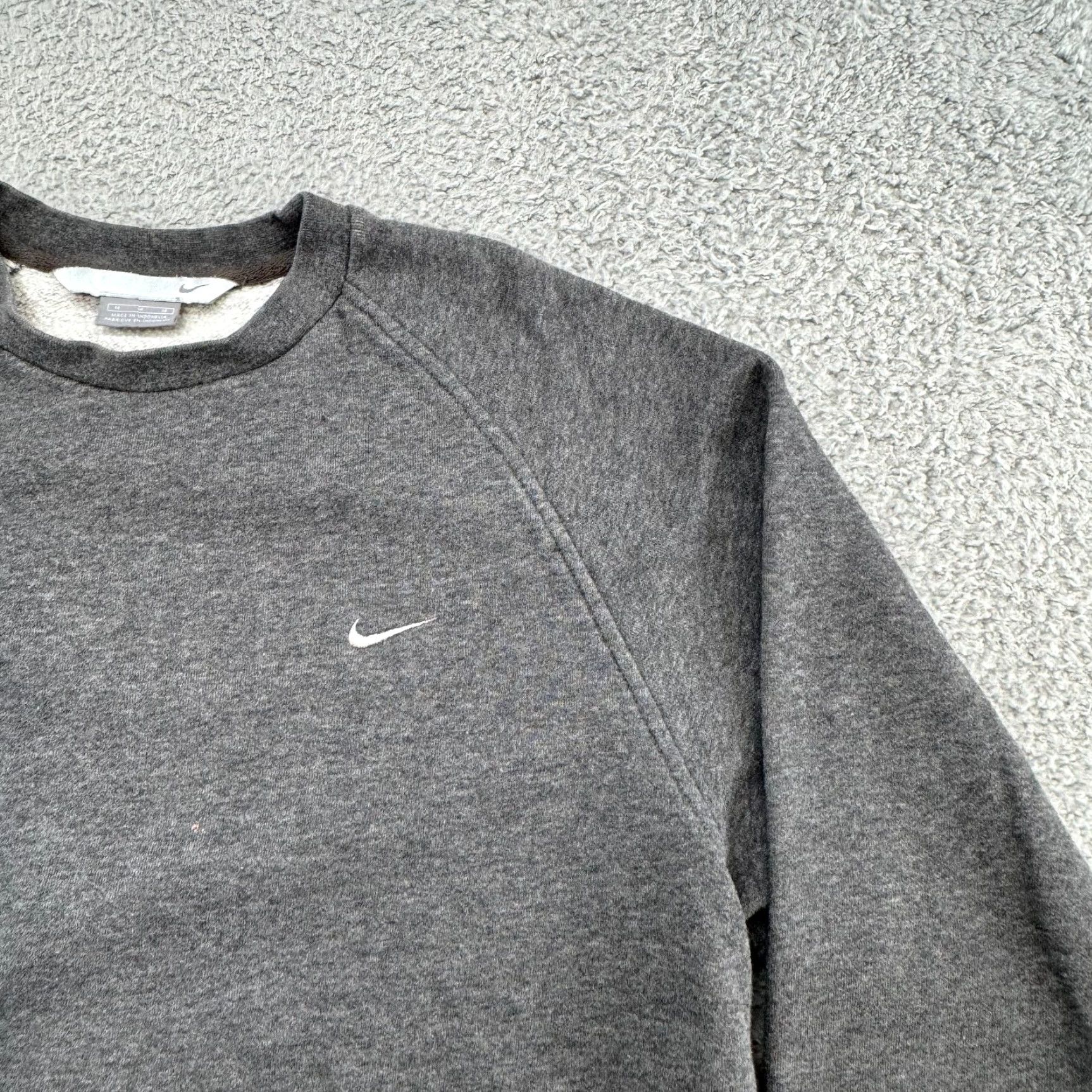 Nike VINTAGE Nike Men's Long Sleeve Raglan Crew Neck Mini Swoosh Sweatshirt Gray M Size Size US M / EU 48-50 / 2 - 2 Thumbnail