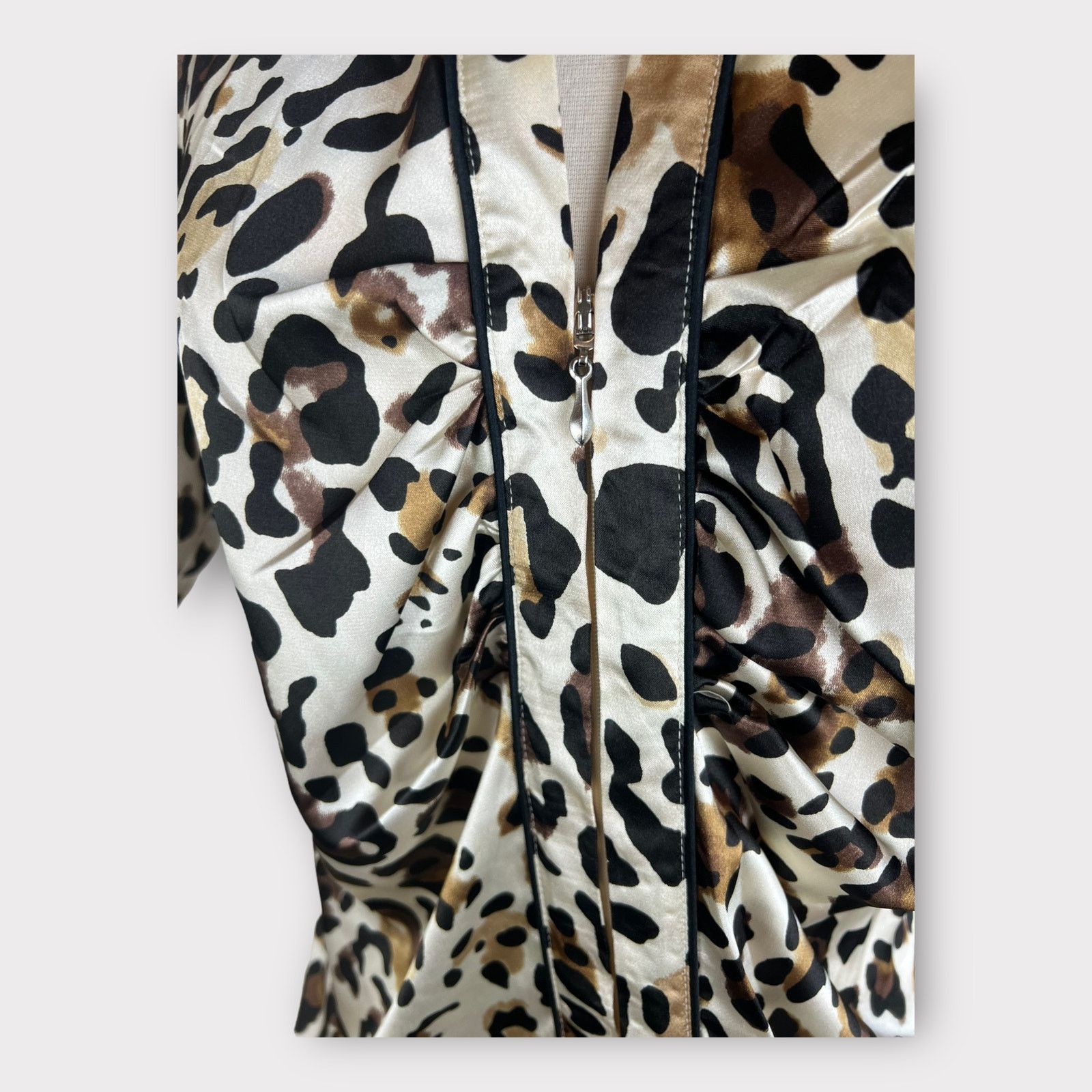Nordstrom Violet & Claire NYC | Leopard Zipper Roll Tab Sleeve Top Size M / US 6-8 / IT 42-44 - 4 Thumbnail