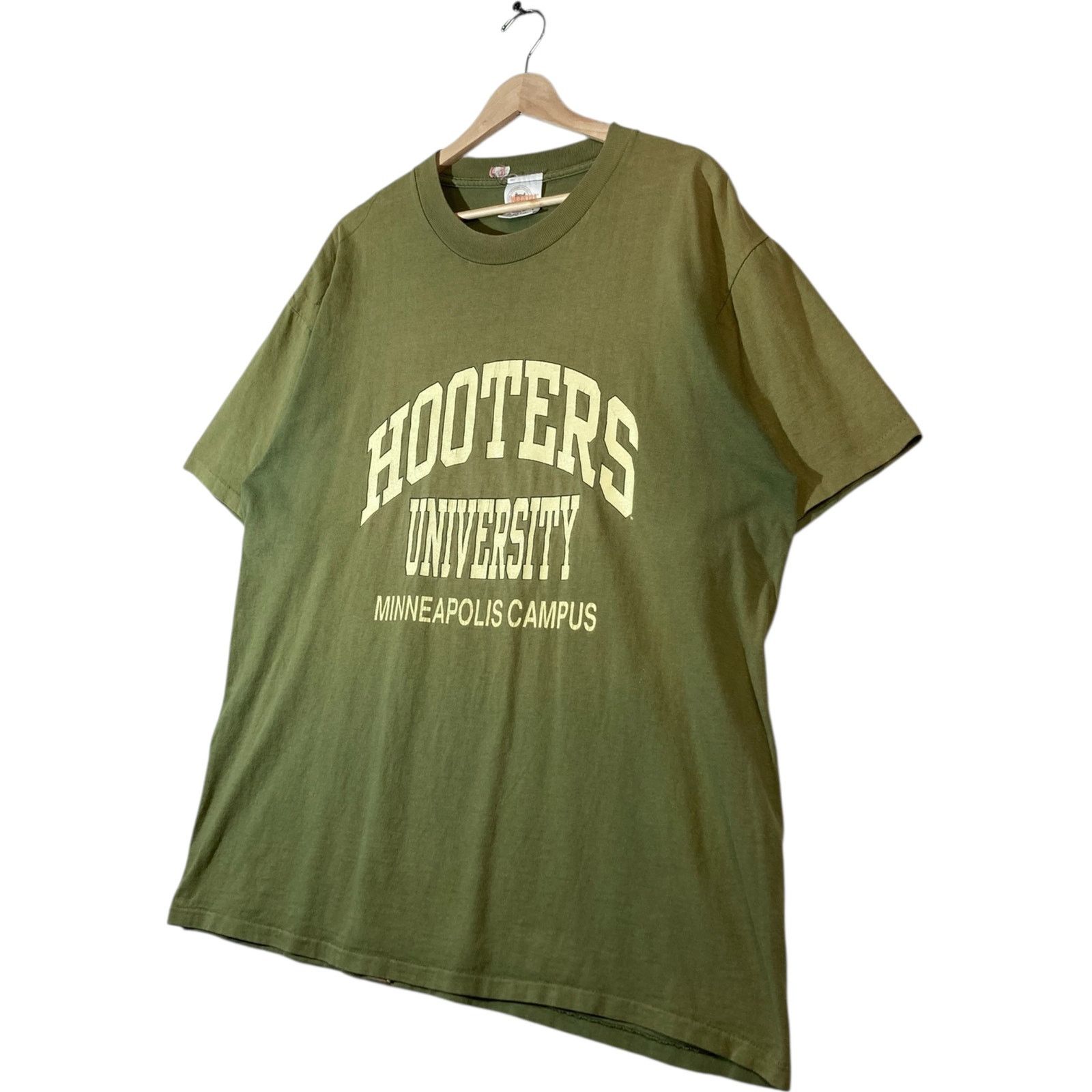 Vintage Vintage Hooters University Crewneck T-Shirt Large Size US L / EU 52-54 / 3 - 3 Thumbnail