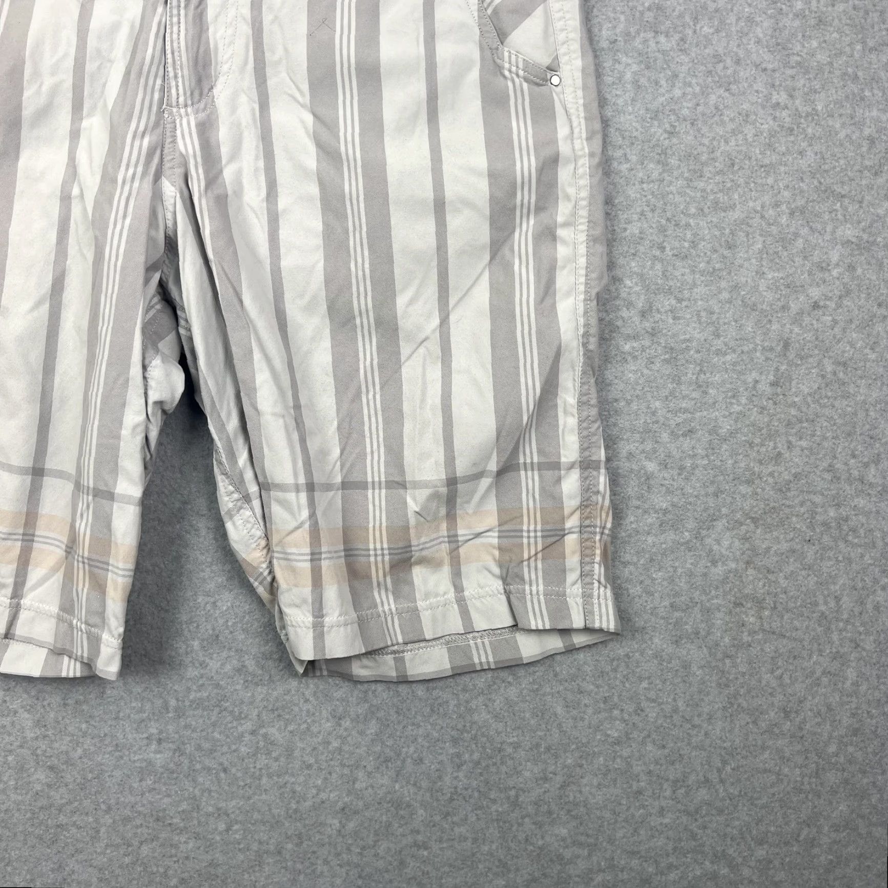 Lululemon Lululemon Shorts Mens 32 Gray White Striped Casual Golf Lightweight Chino Size US 32 / EU 48 - 5 Thumbnail