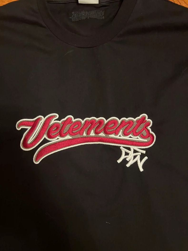 Vetements Vetements 23ss slogan short-sleeve, size M Size US M / EU 48-50 / 2 - 4 Thumbnail