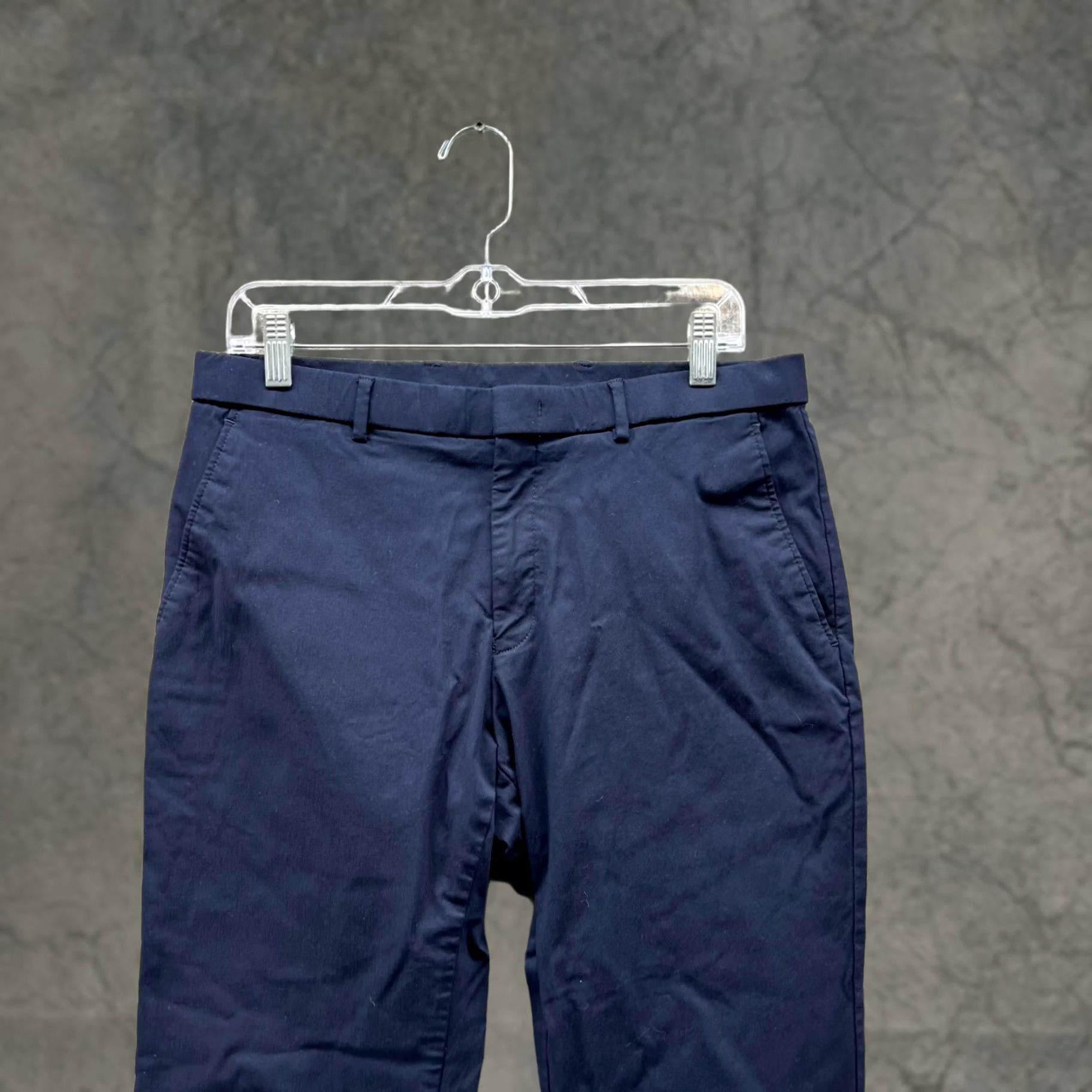 Tommy Hilfiger Tommy Hilfiger Pants Men 32 Adult Blue Navy Chino Flat Front Cotton Trousers Straight Fit Regular Modern User Size US 32 / EU 48 - 1 Thumbnail