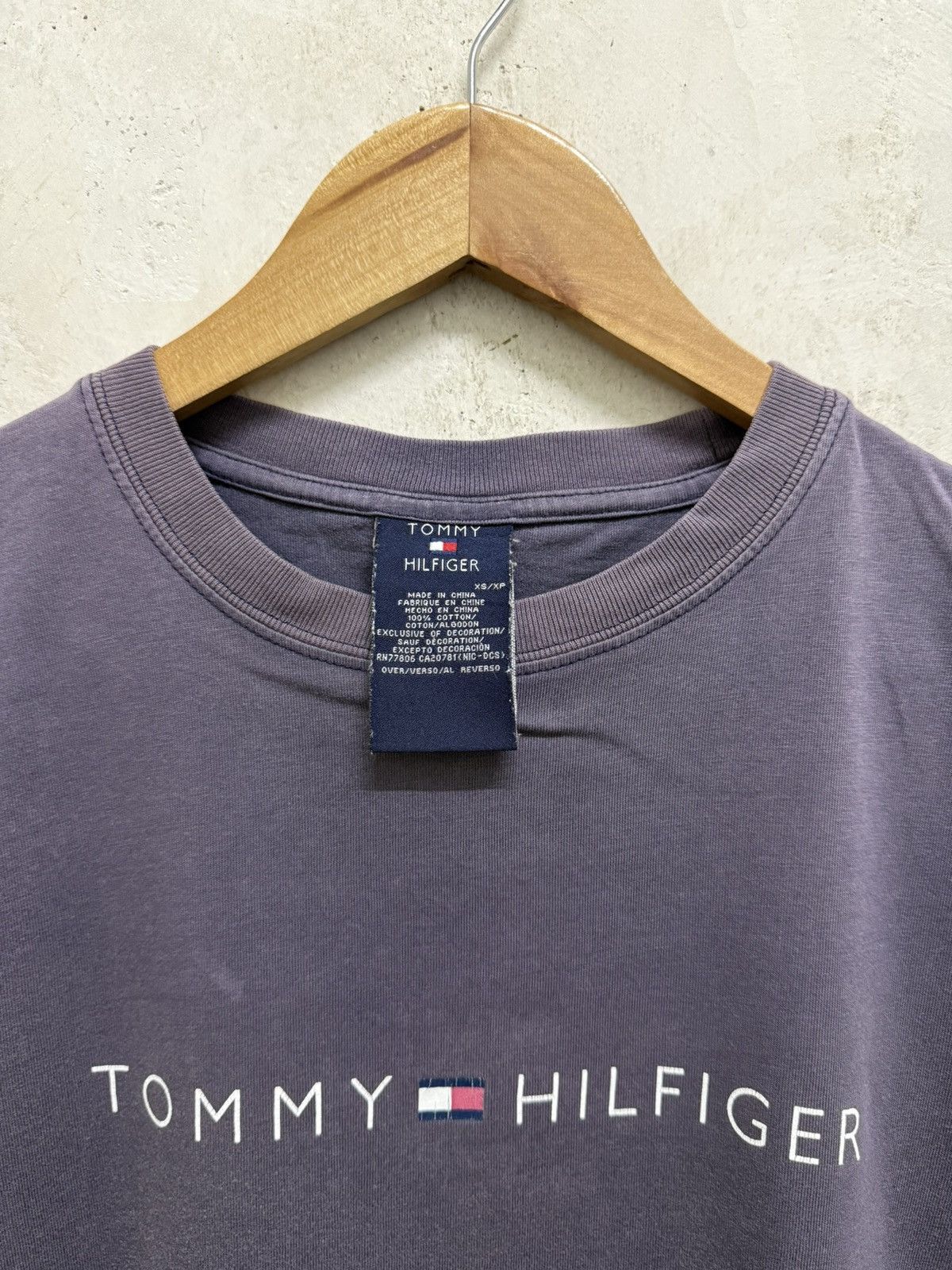 Tommy Hilfiger 2000s Faded Black Tommy Hilfiger Center Spellout Shirt Size US S / EU 44-46 / 1 - 4 Thumbnail