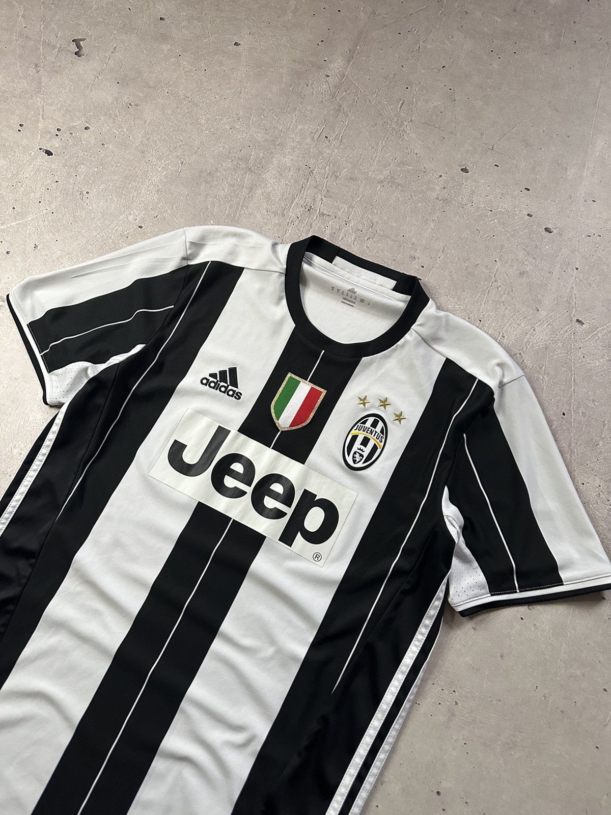 Adidas FC Juventus 2015 Home Adidas Football Shirt Size US M / EU 48-50 / 2 - 2 Thumbnail