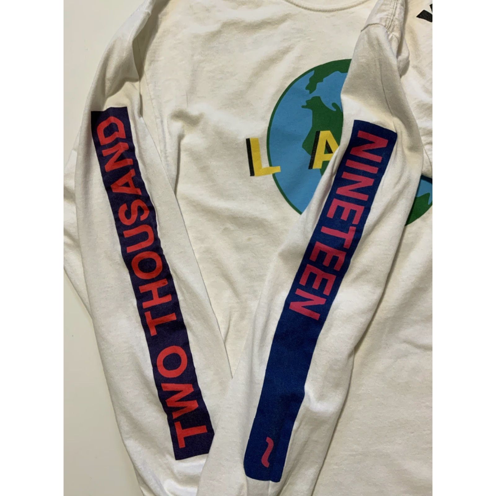 Gildan Lany 2019 World Tour Concert Globe Graphic Pop Rock Band Merch L/S T-Shirt Sz. L Size US L / EU 52-54 / 3 - 7 Thumbnail
