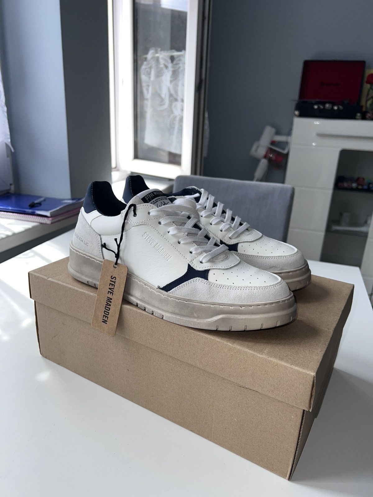 Steve Madden Steve Madden White/Navy Sneakers - Old Money Style Size US 8.5 / EU 41-42 - 3 Thumbnail