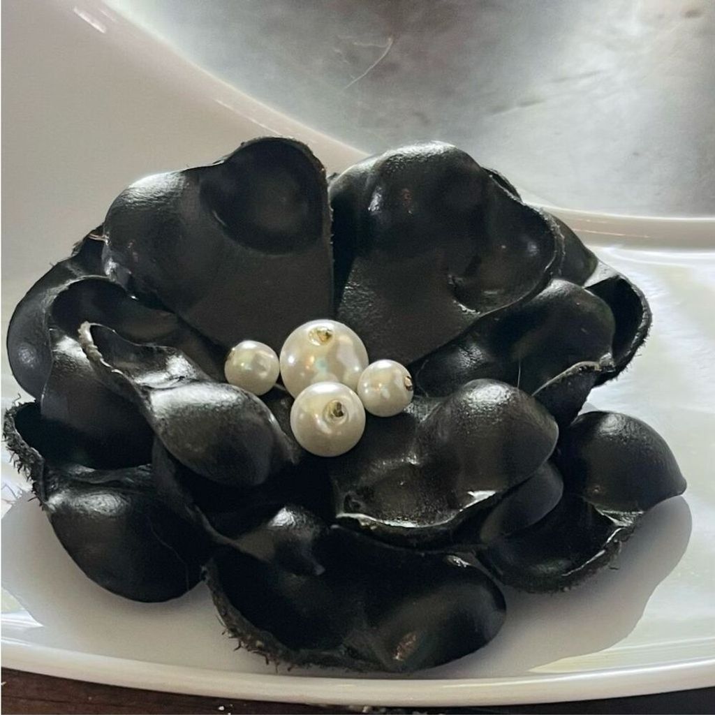 Other Vintage Black Leather Faux Pearl Floral Brooch Fashion Pin Size ONE SIZE - 2 Thumbnail