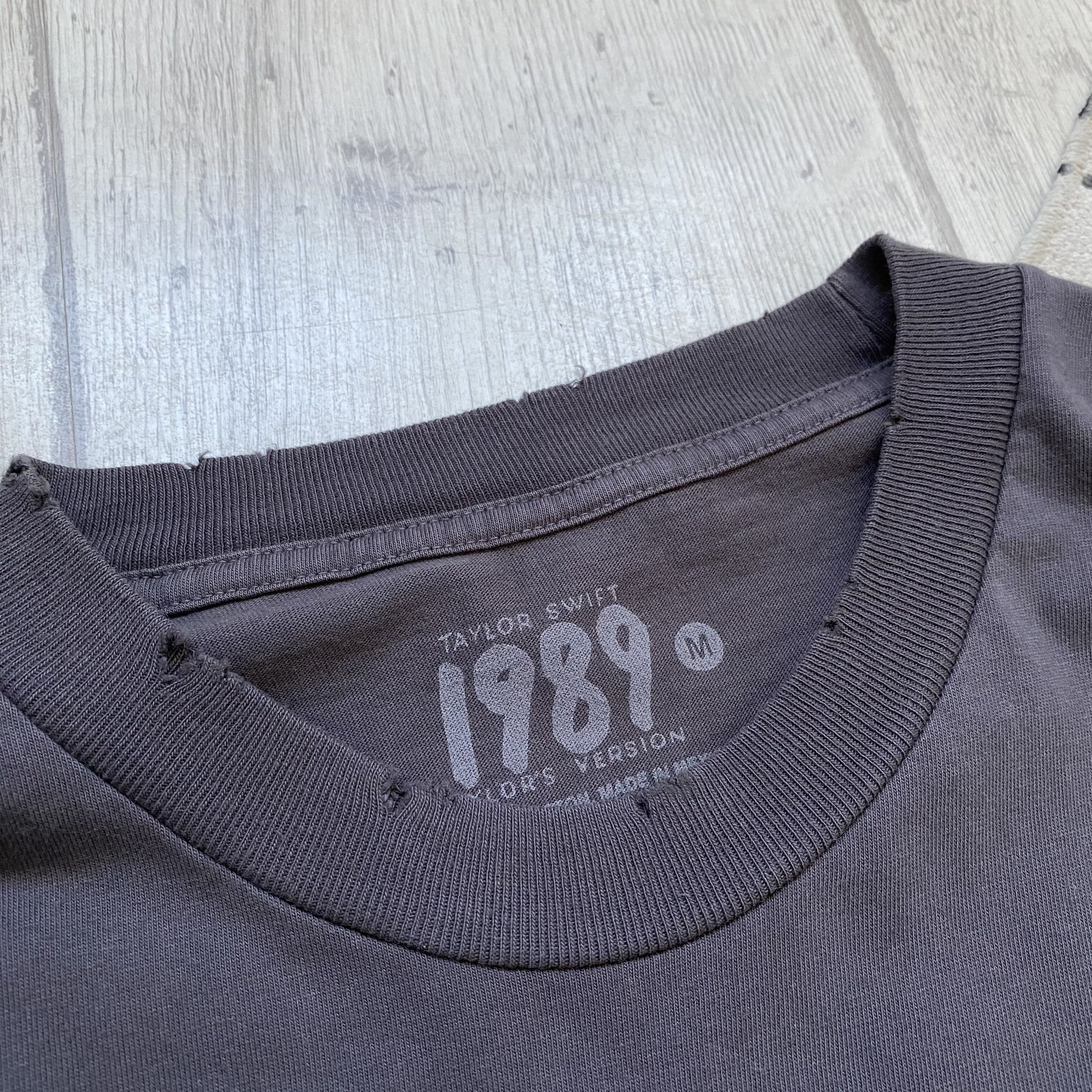 Band Tees 🎤 Distressed Taylor Swift Tee band t-shirt Size US M / EU 48-50 / 2 - 5 Thumbnail