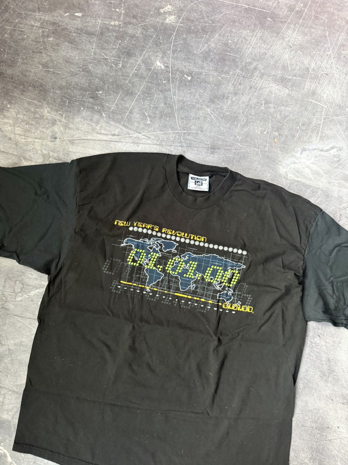 Vintage Vintage Y2K ‘New Year’s Revolution’ T-Shirt (XXL) Size US XXL / EU 58 / 5 - 2 Thumbnail