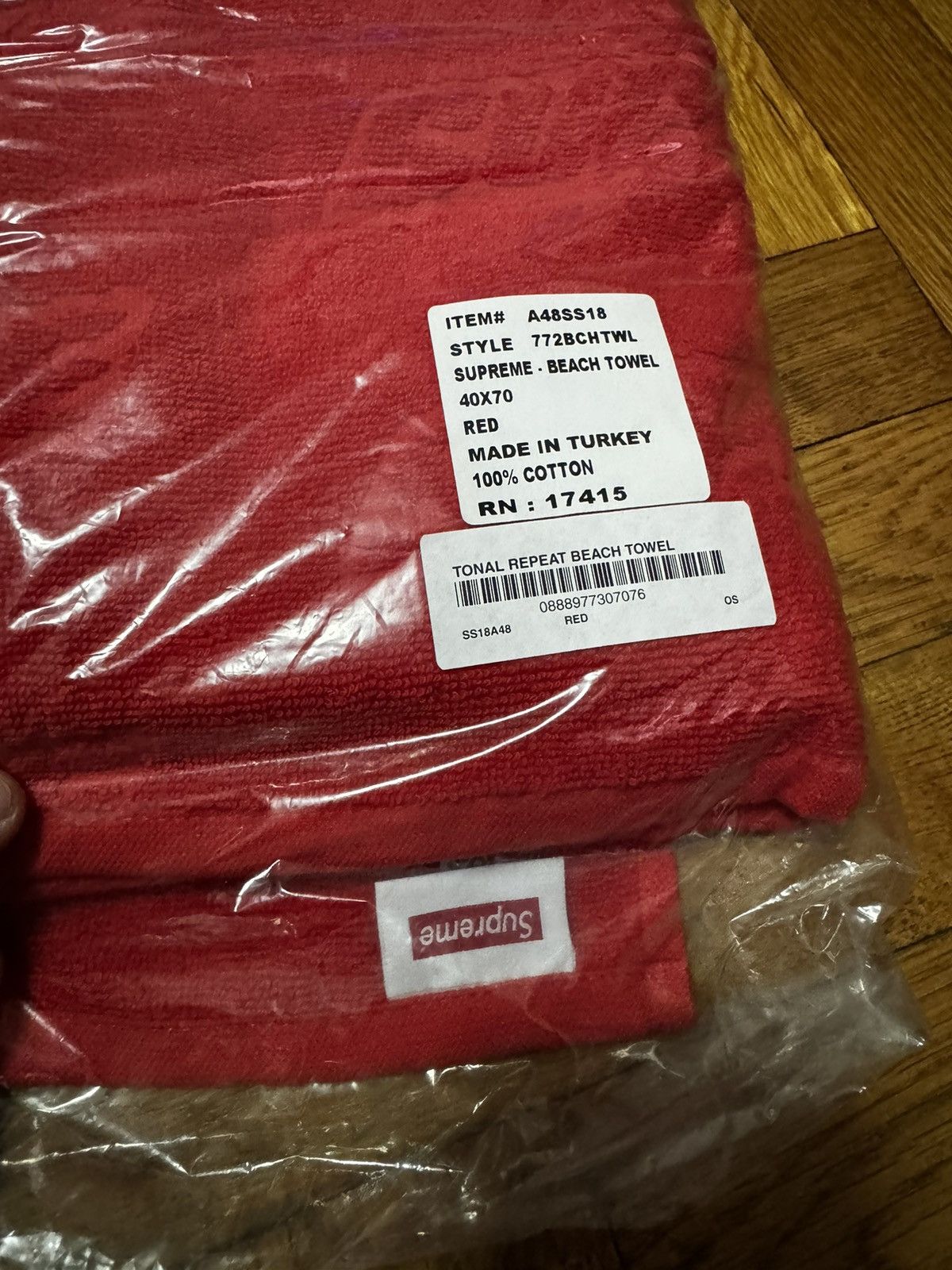 Supreme Supreme Debossed logo beach towel Size ONE SIZE - 3 Thumbnail