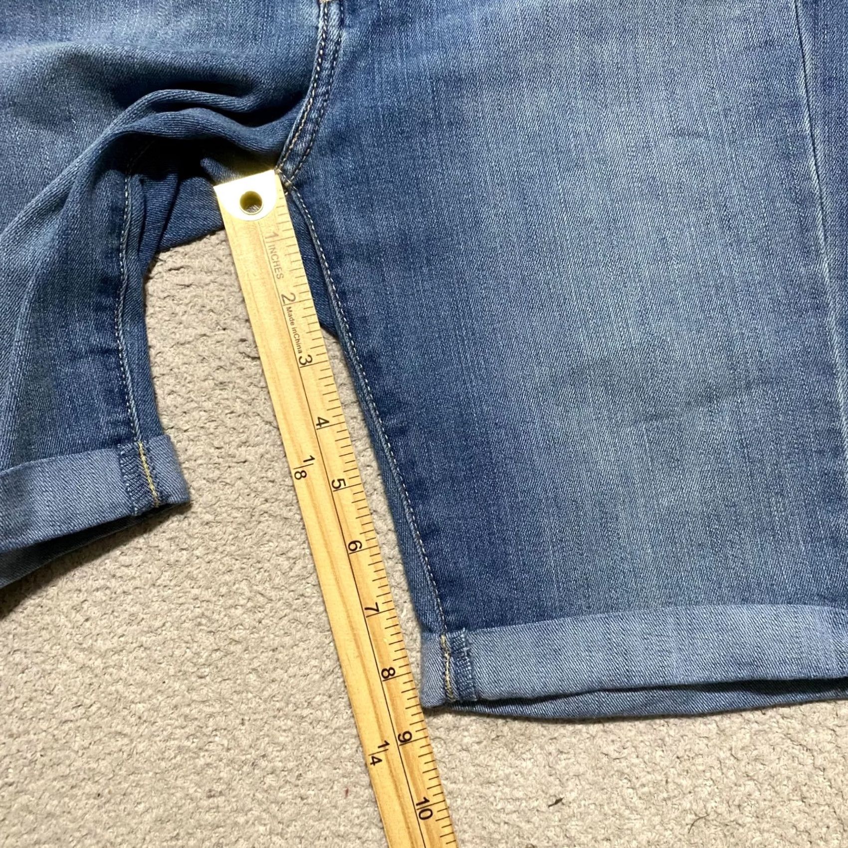 Levi's Levi's Signature Bermuda Jean Shorts Womens 2 Blue Denim Medium Wash Inseam 8" Size 26" / US 2 / IT 38 - 6 Thumbnail