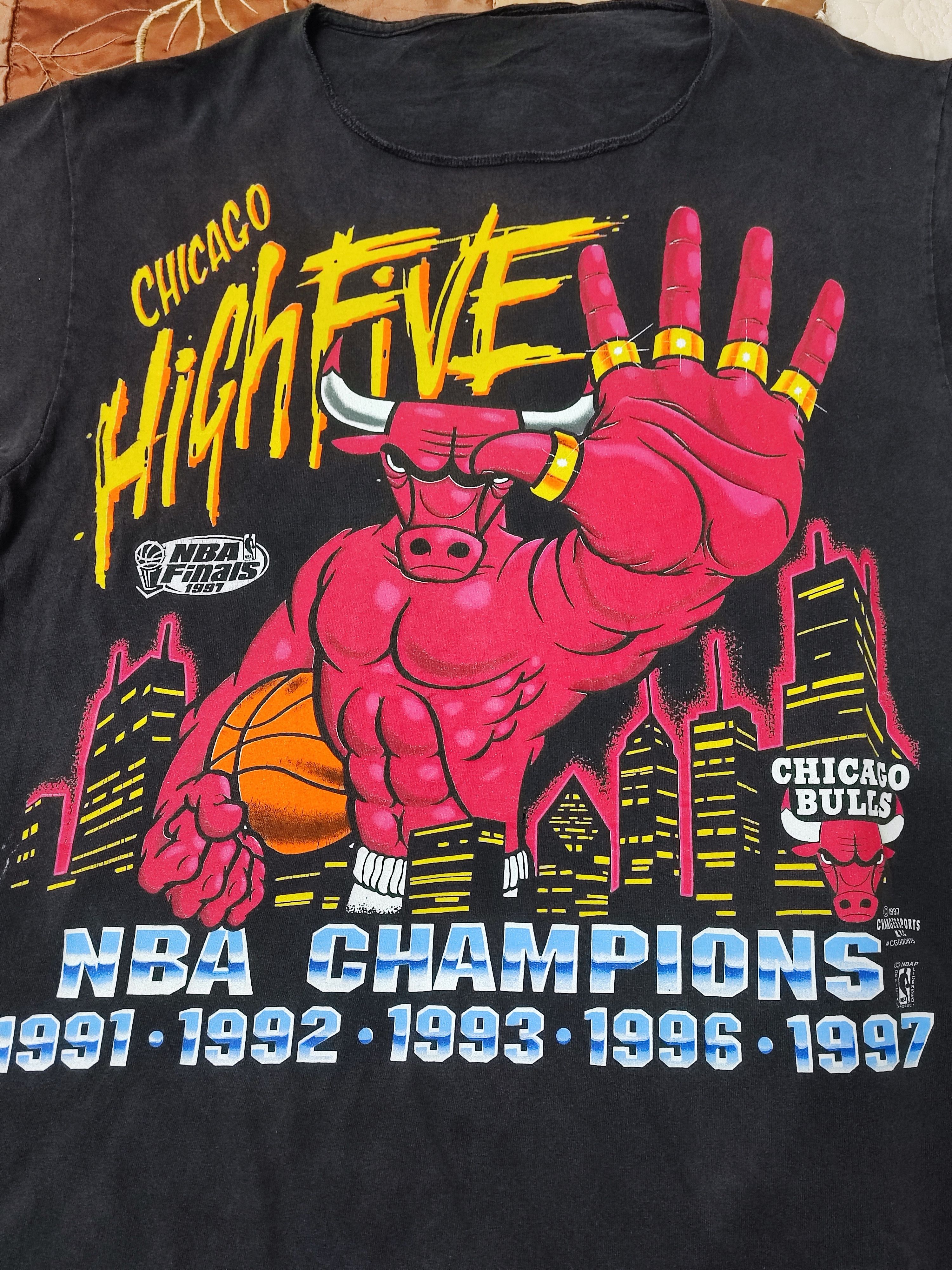 NBA × Vintage Crazy Distressed T-Shirt Vintage 90's Chicago Bulls Size US XL / EU 56 / 4 - 4 Thumbnail