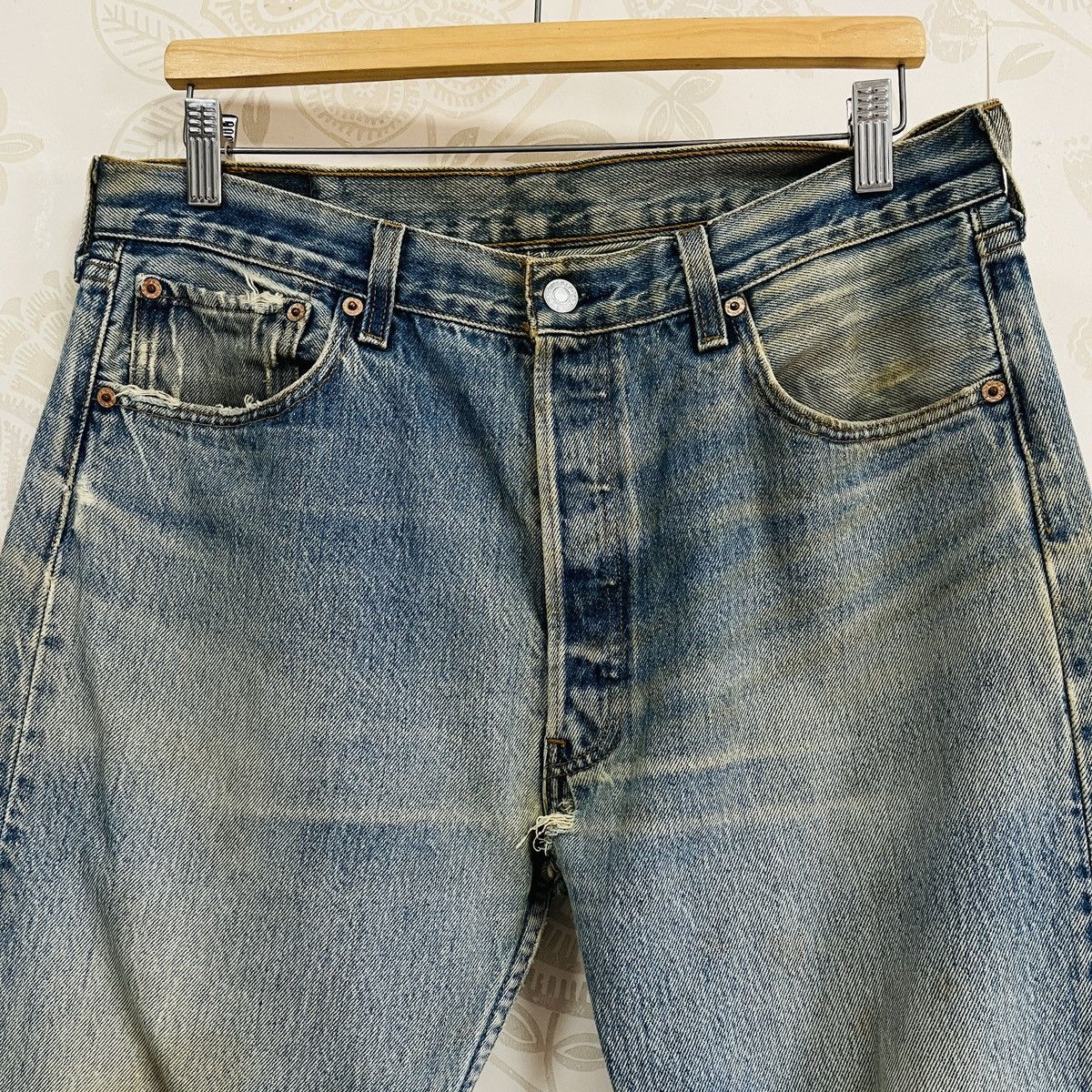 Levi's Vintage Distressed Levis 501XX 1997 Made In USA Jeans Size US 35 - 22 Thumbnail