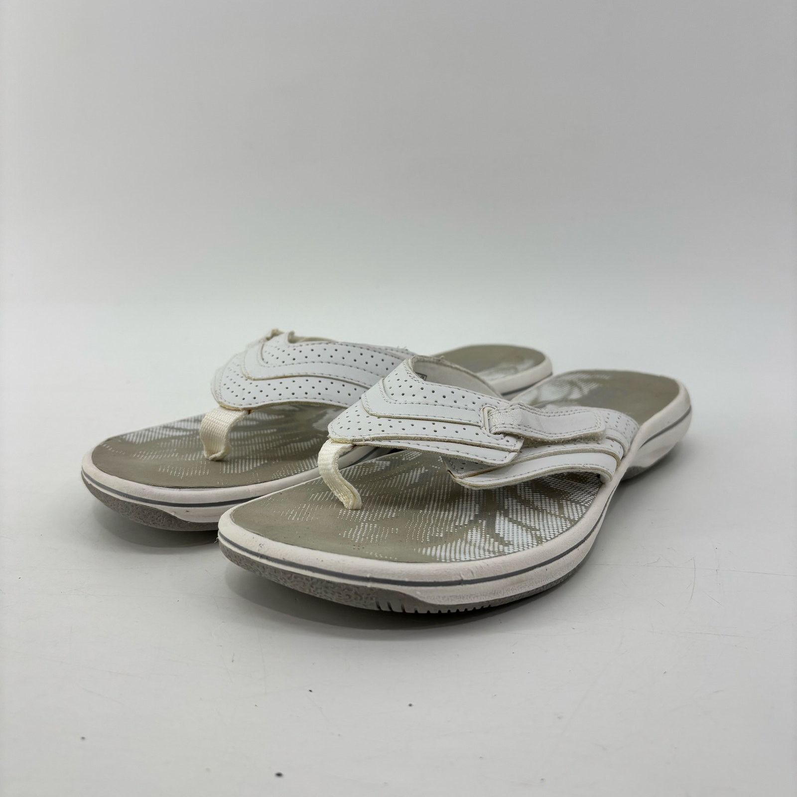 Clarks Clarks Womens Size 7 Breeze Sea Flip Flop Sandals White Size US 7 / IT 37 - 10 Thumbnail