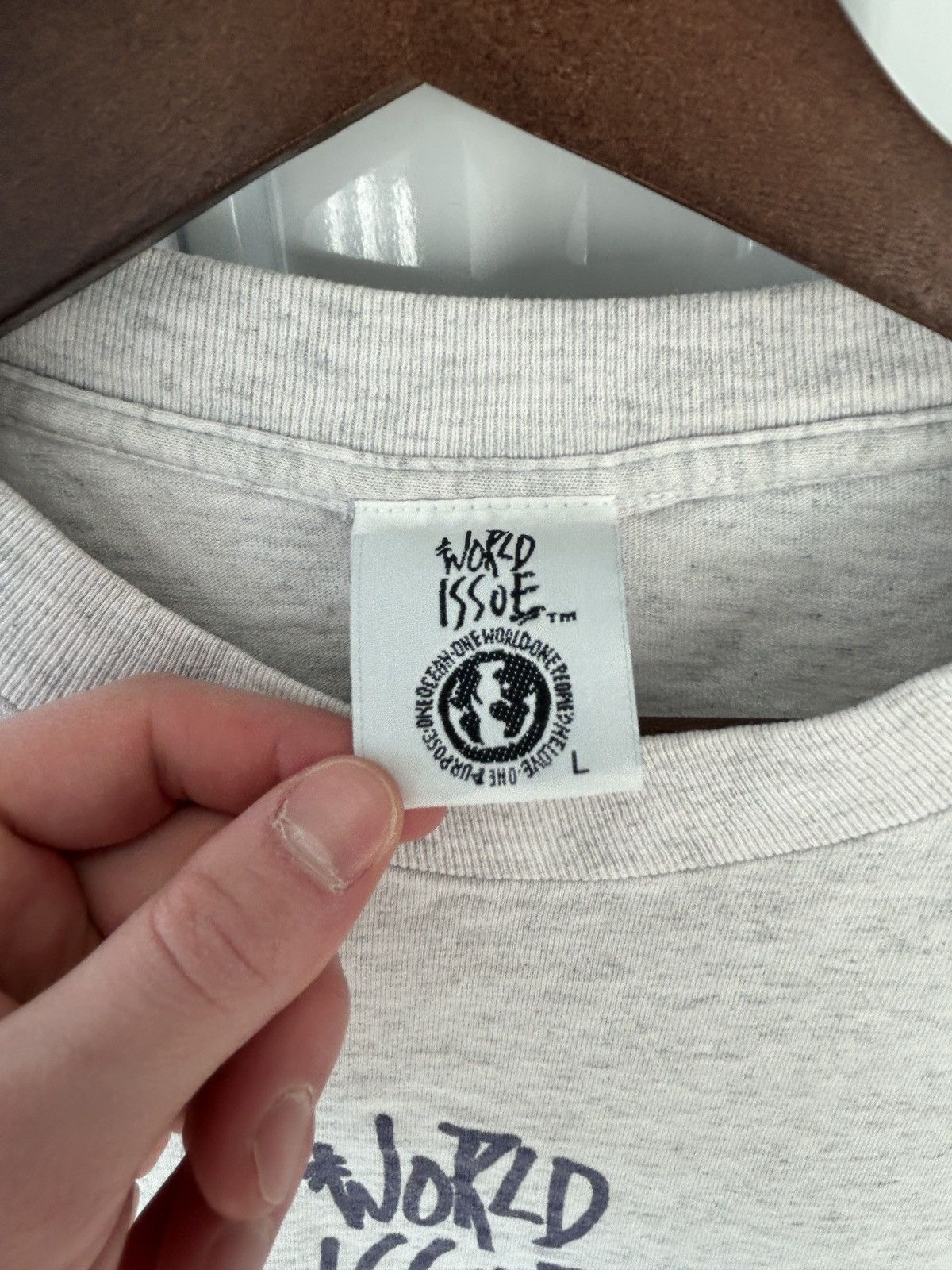 Vintage Vintage 90s World Issue Graphic Tee Size US L / EU 52-54 / 3 - 5 Thumbnail