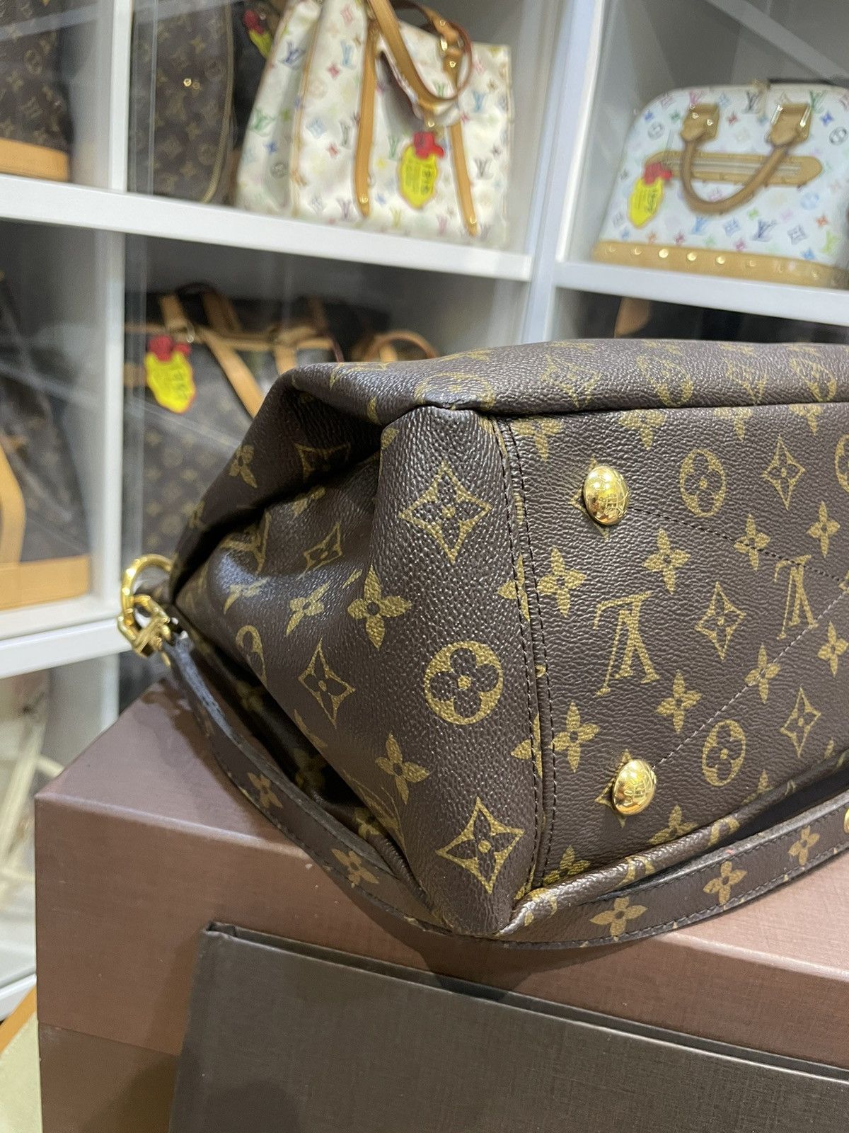 Louis Vuitton AUTHENTIC LOUIS VUITTON MONOGRAM PALLAS MM HANDBAG Size ONE SIZE - 10 Thumbnail