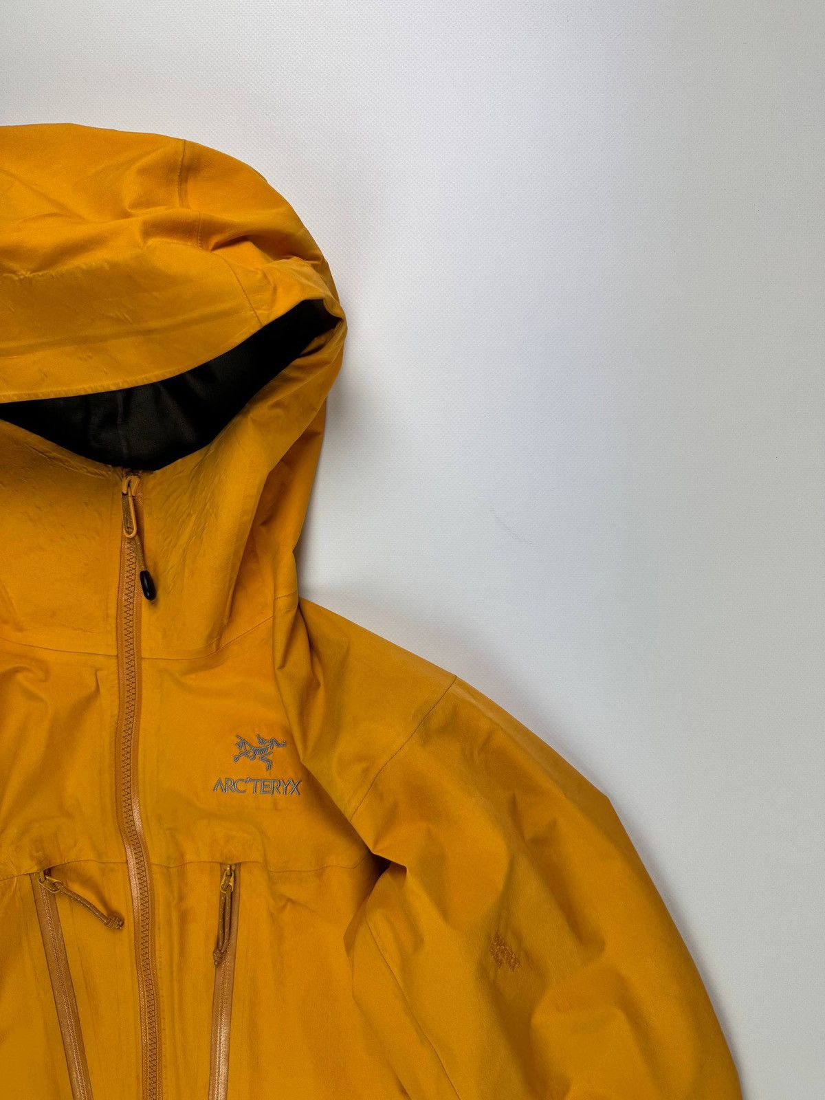 White sp5der egg shell