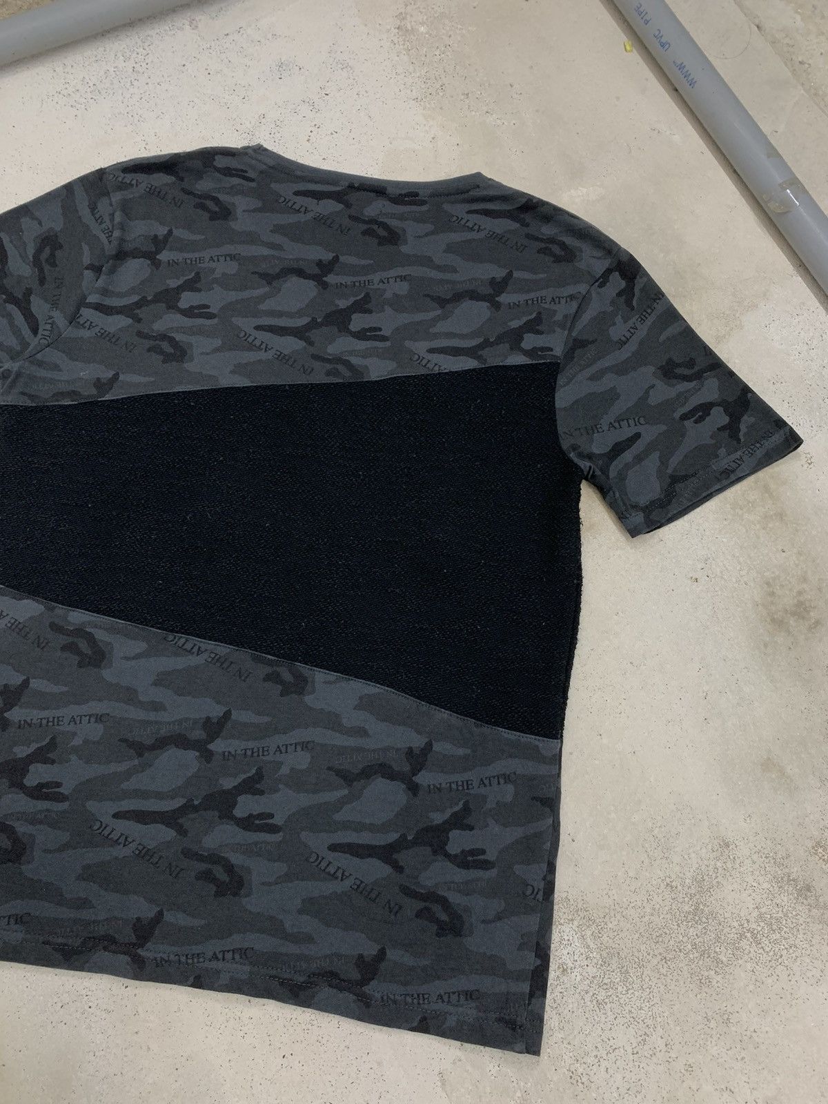 In The Attic × Japanese Brand In The Attic Homme V Neck Spellout Fullprint Hybrid Tee Size US L / EU 52-54 / 3 - 11 Thumbnail