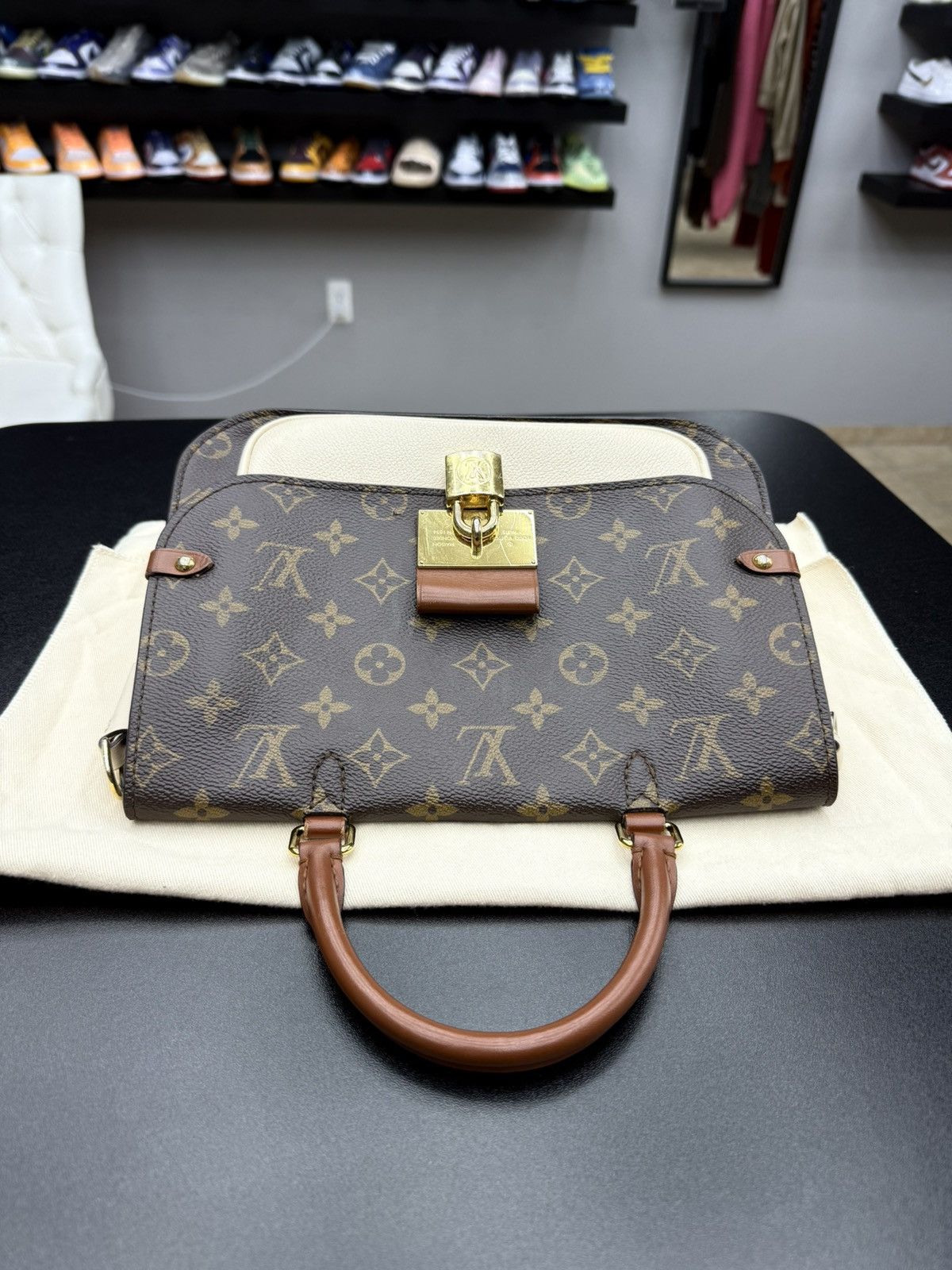Louis Vuitton AUTHENTIC Louis Vuitton Vaugirard Handbag Brown Monogram Size ONE SIZE - 5 Thumbnail