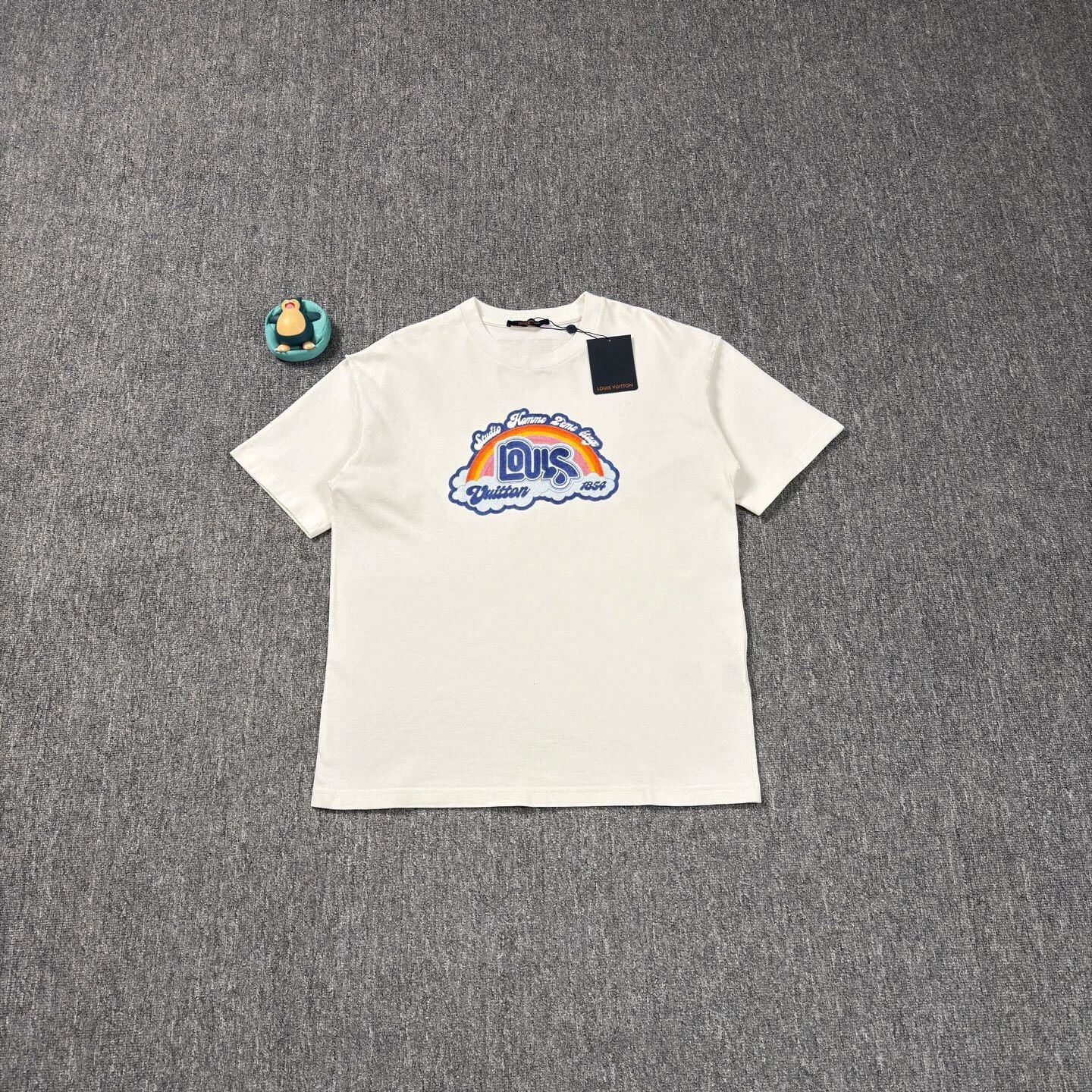 Louis Vuitton LV rainbow white short sleeve L like new Size US L / EU 52-54 / 3 - 1 Thumbnail