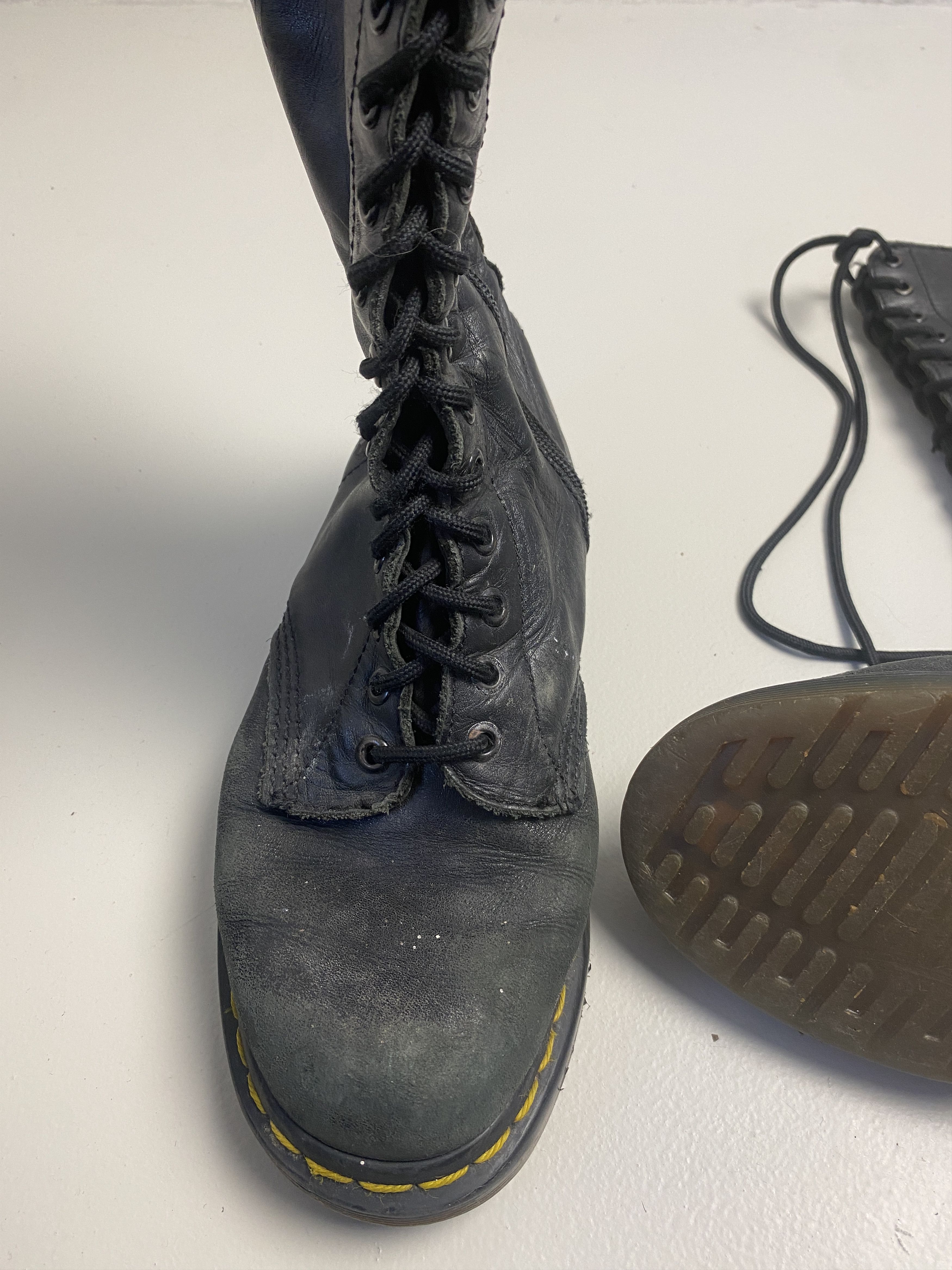 Dr. Martens Dr Martens 11550 Eyelett Skulls Knee High Lace boots Size US 7 / IT 37 - 7 Thumbnail